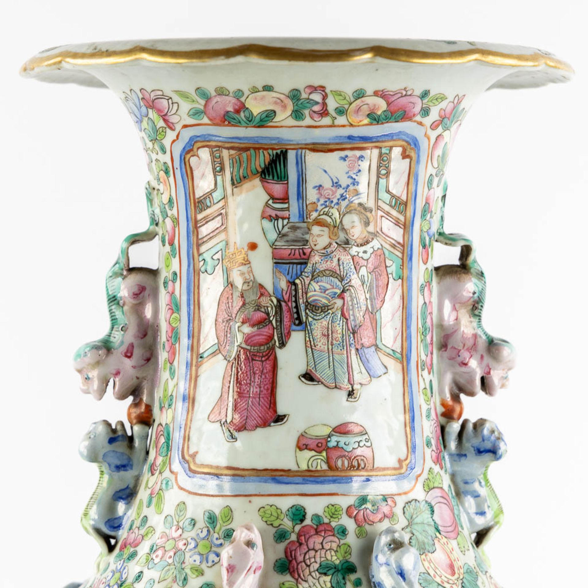 A Chinese Famille Rose vase decorated with figurines. (H:63,5 x D:23 cm) - Bild 11 aus 13