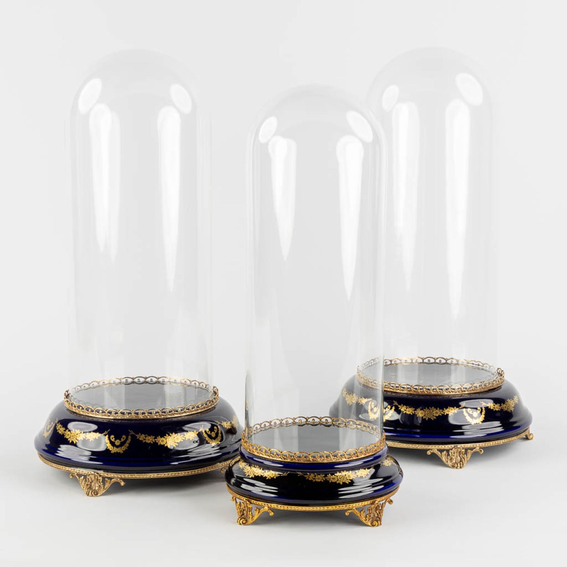 Mignon Limoges, three domes and their bases with a hand-painted decor. (H:49 x D:26,5 cm)
