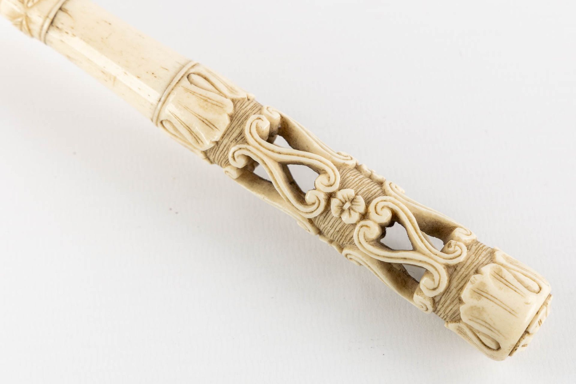 A sunshade with ivory handle, France, 19th C. (L:60 cm) - Bild 9 aus 11