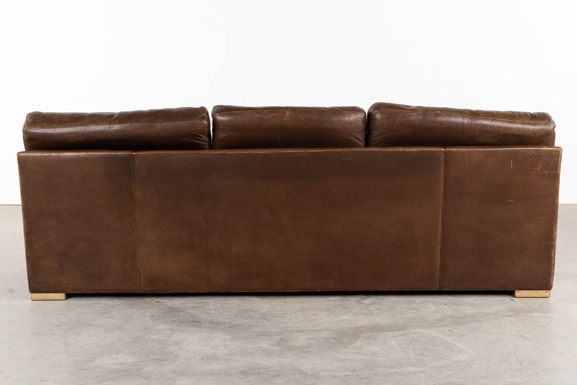A vintage, three-person leather sofa. Circa 1970. (L:90 x W:225 x H:78 cm) - Bild 7 aus 12