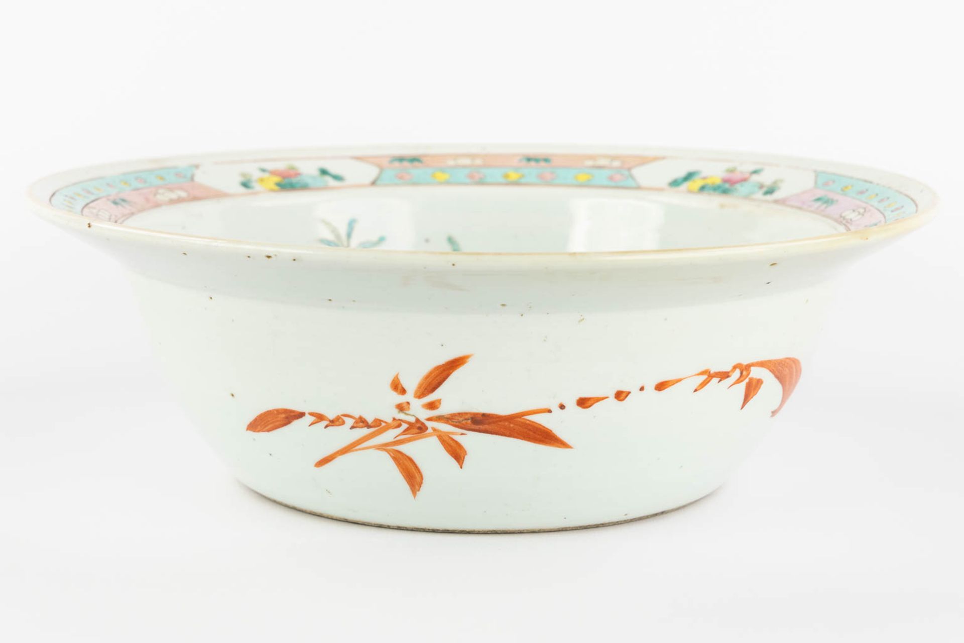 A large Chinese bowl, Famille Rose decorated with a Peacock and blossoms. 19th century. (H:12,5 x D: - Bild 8 aus 10