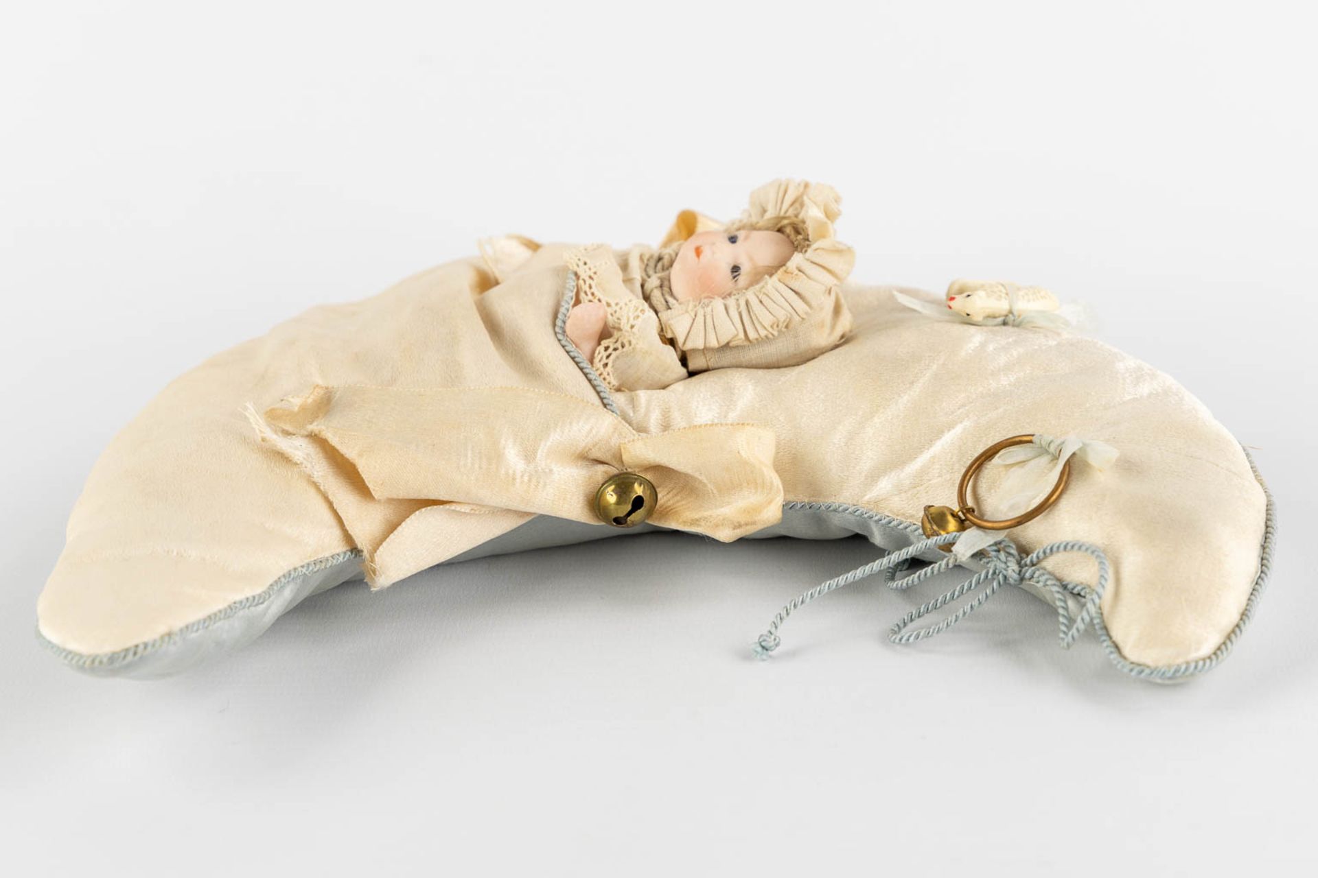 An antique doll in a crescent moon-shaped sleeping bag. Putnam 1922. (W:23 x H:26 cm) - Bild 9 aus 13