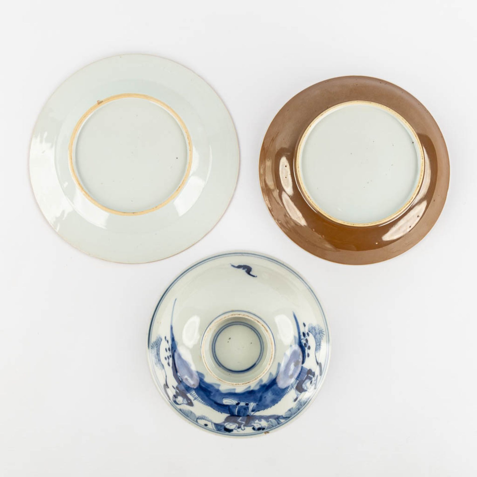 Fifteen Chinese cups, saucers and plates, blue white and Famille Roze. (D:23,4 cm) - Image 6 of 15