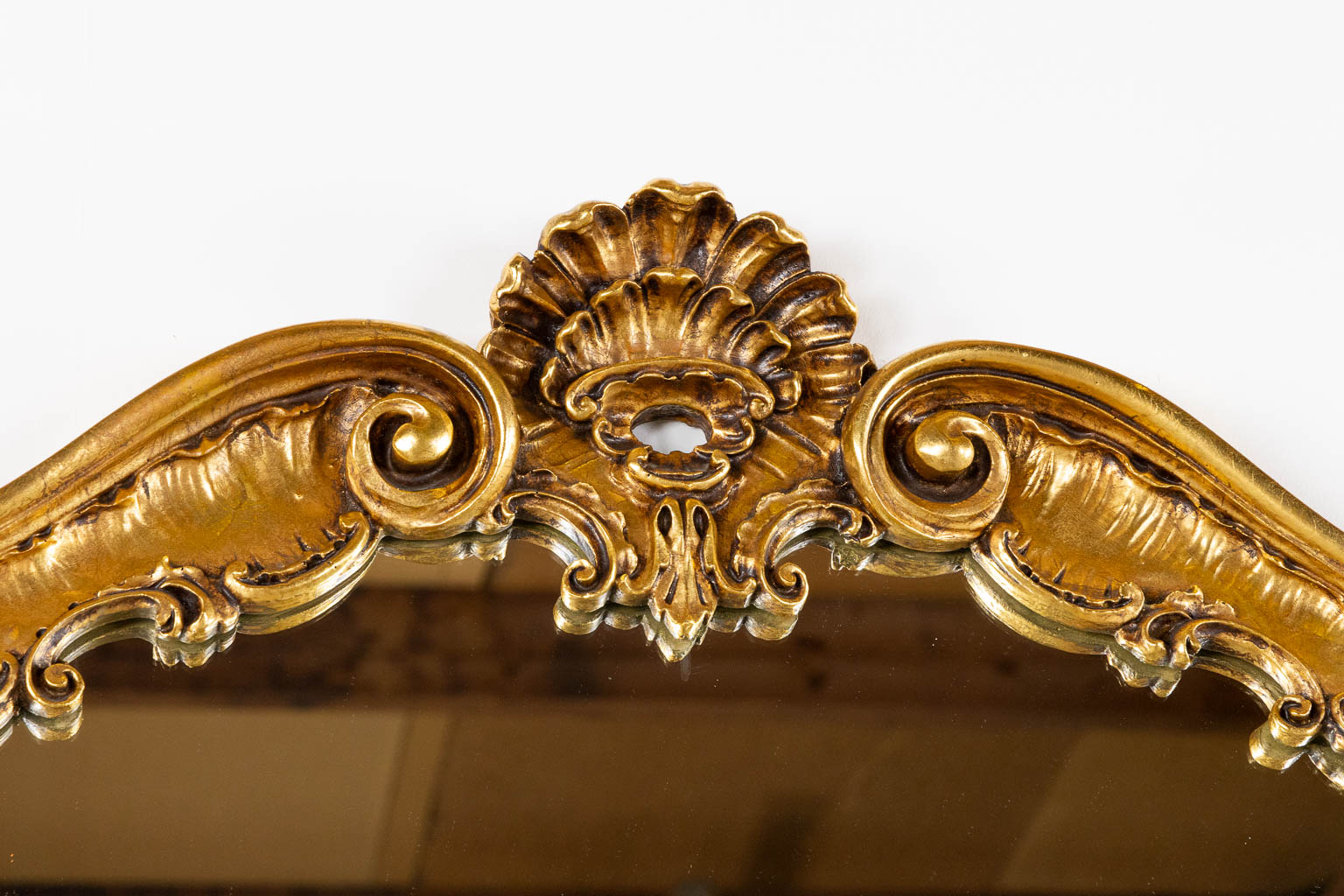 An Italian console table, mirror and wall lamps, gilt, Lodewijk XV stijl. (L:36 x W:131 x H:217 cm) - Image 5 of 13
