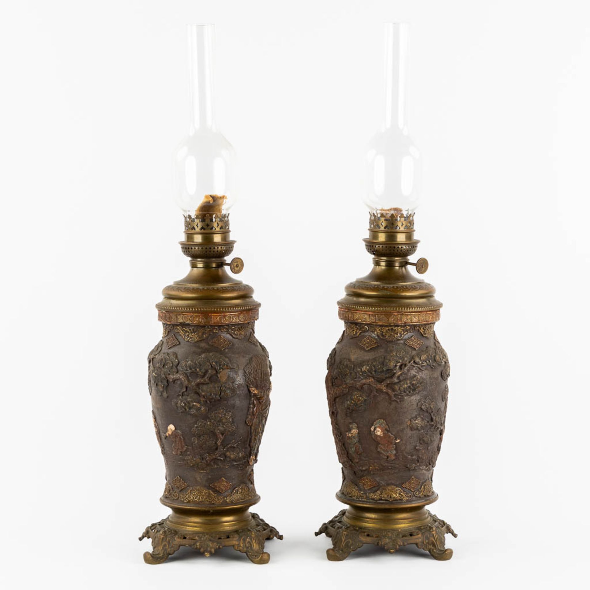 An Oriental pair of oil lamps, terracotta mounted with bronze. Circa 1900. (H:66 x D:18 cm) - Image 5 of 17