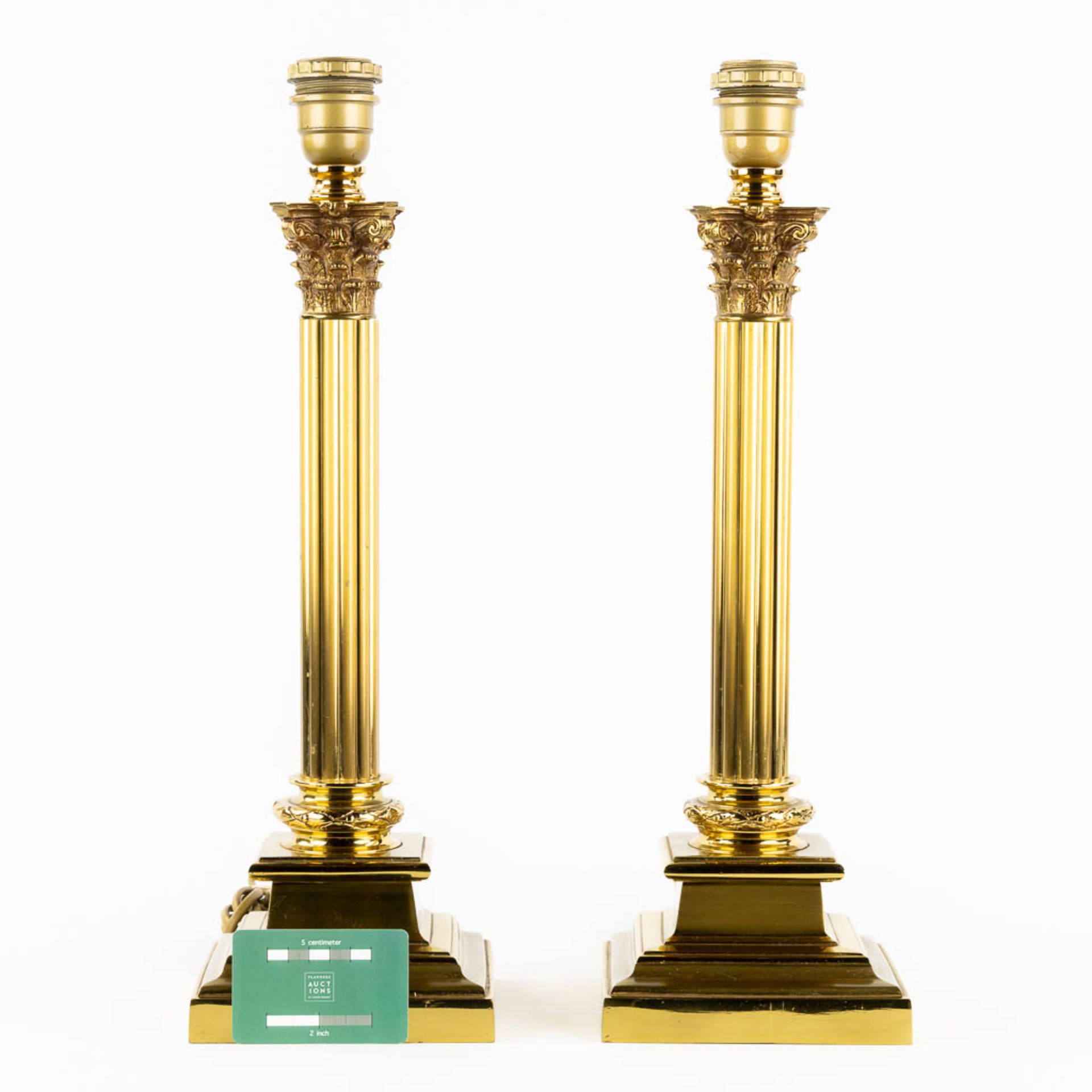 A decorative pair of table lamps with Corinthian pillars. (L:15 x W:15 x H:48 cm) - Bild 2 aus 9