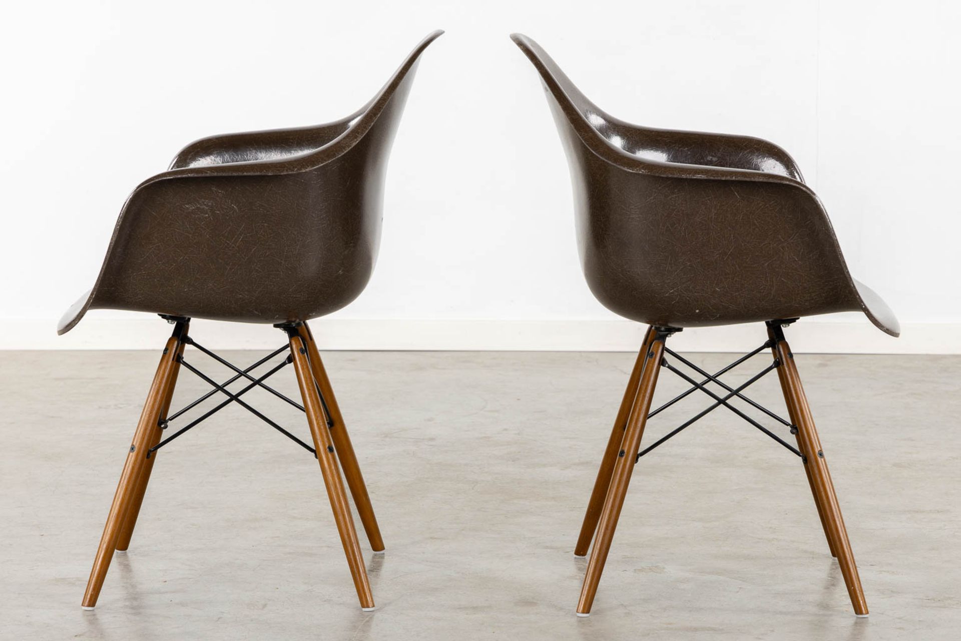 Charles & Ray EAMES (XX-XXI) 'Eames Fibreglass Armchair DAW'. Herman Miller. (L:57 x W:65 x H:85 cm) - Bild 4 aus 14
