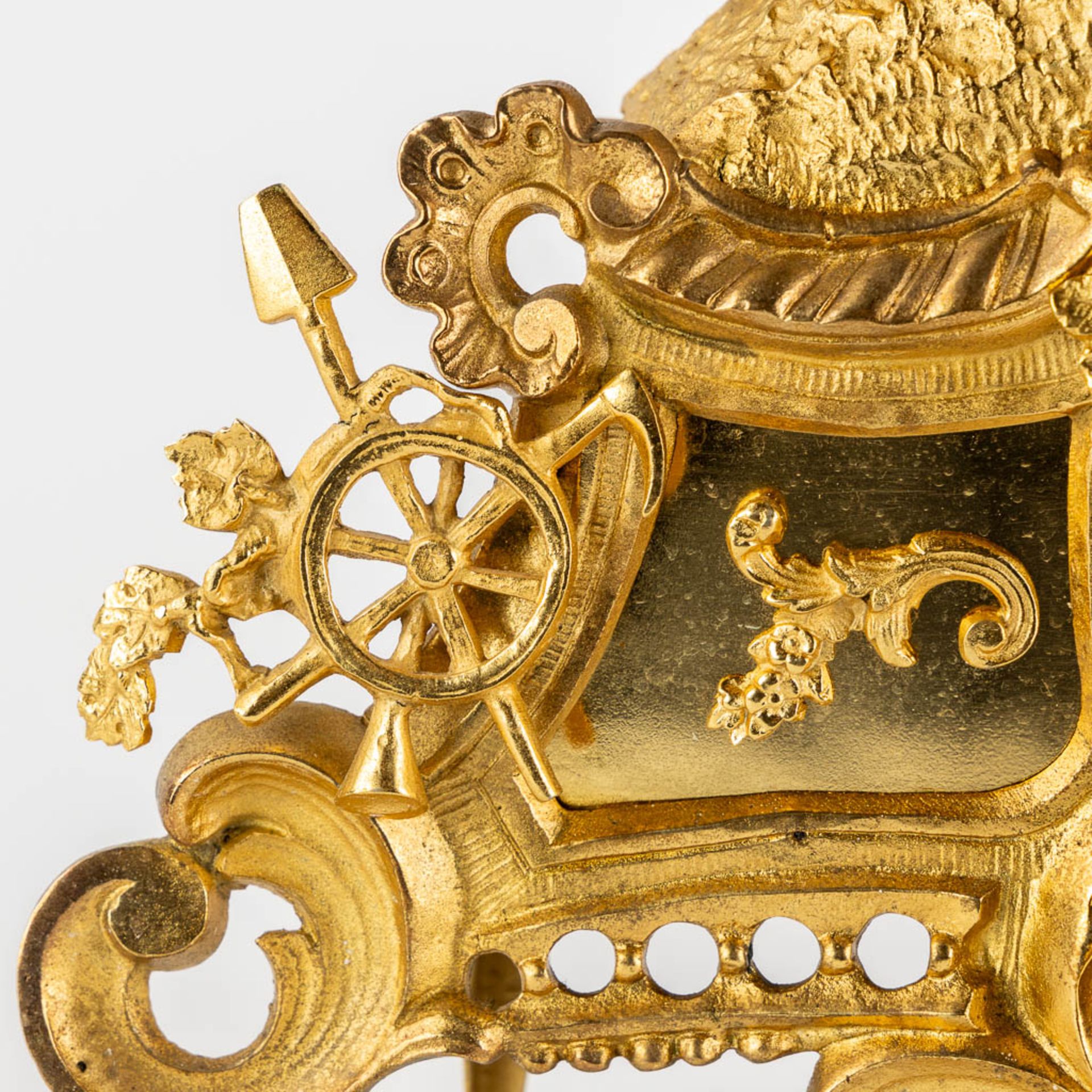 A mantle clock with a 'Horse Rider', gilt bronze. France, 19th C. (L:11,5 x W:38 x H:37 cm) - Image 9 of 12