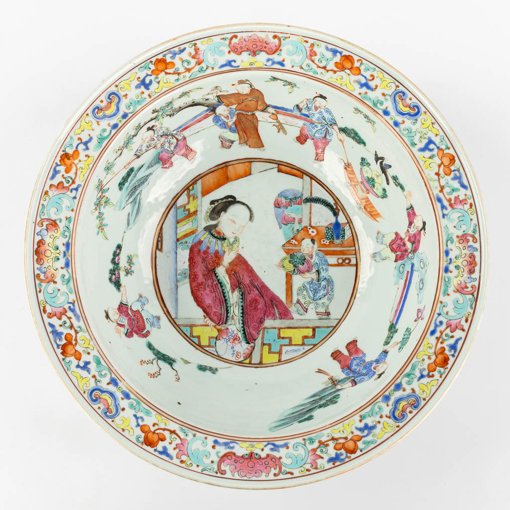 A large Chinese Famille Rose bowl, 'The Harvest'. 19th C. (H:11,5 x D:38 cm) - Image 3 of 9