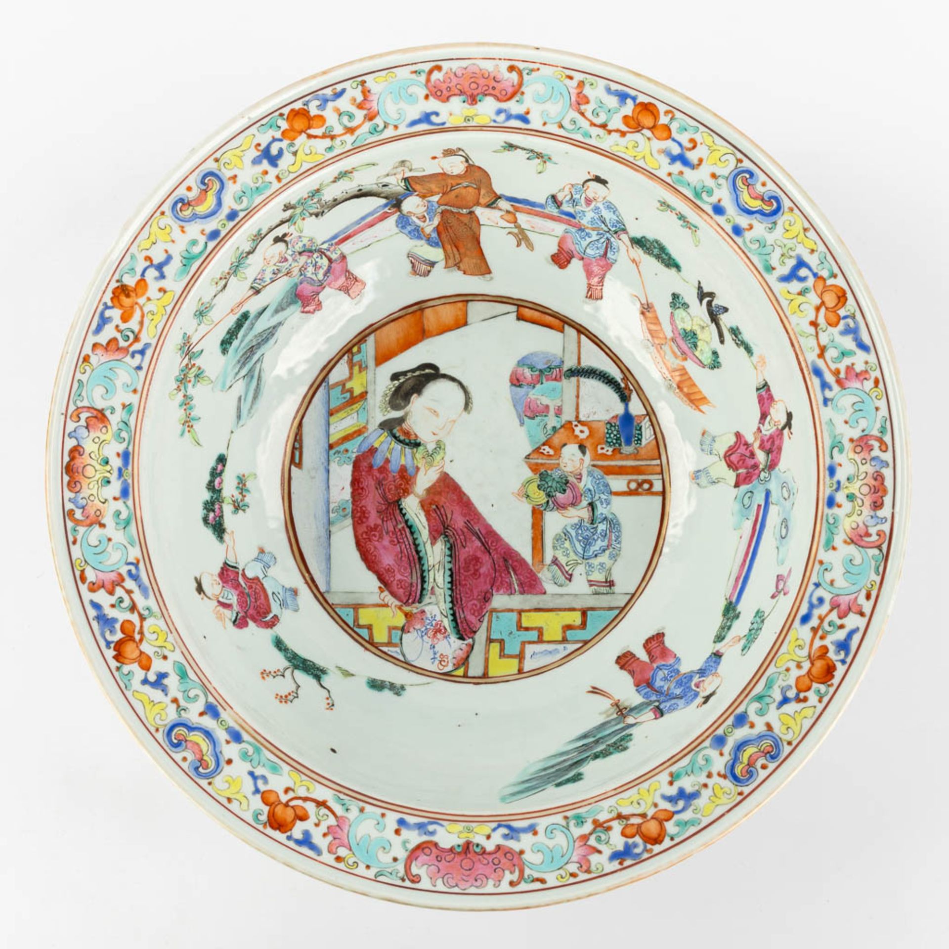 A large Chinese Famille Rose bowl, 'The Harvest'. 19th C. (H:11,5 x D:38 cm) - Bild 3 aus 9