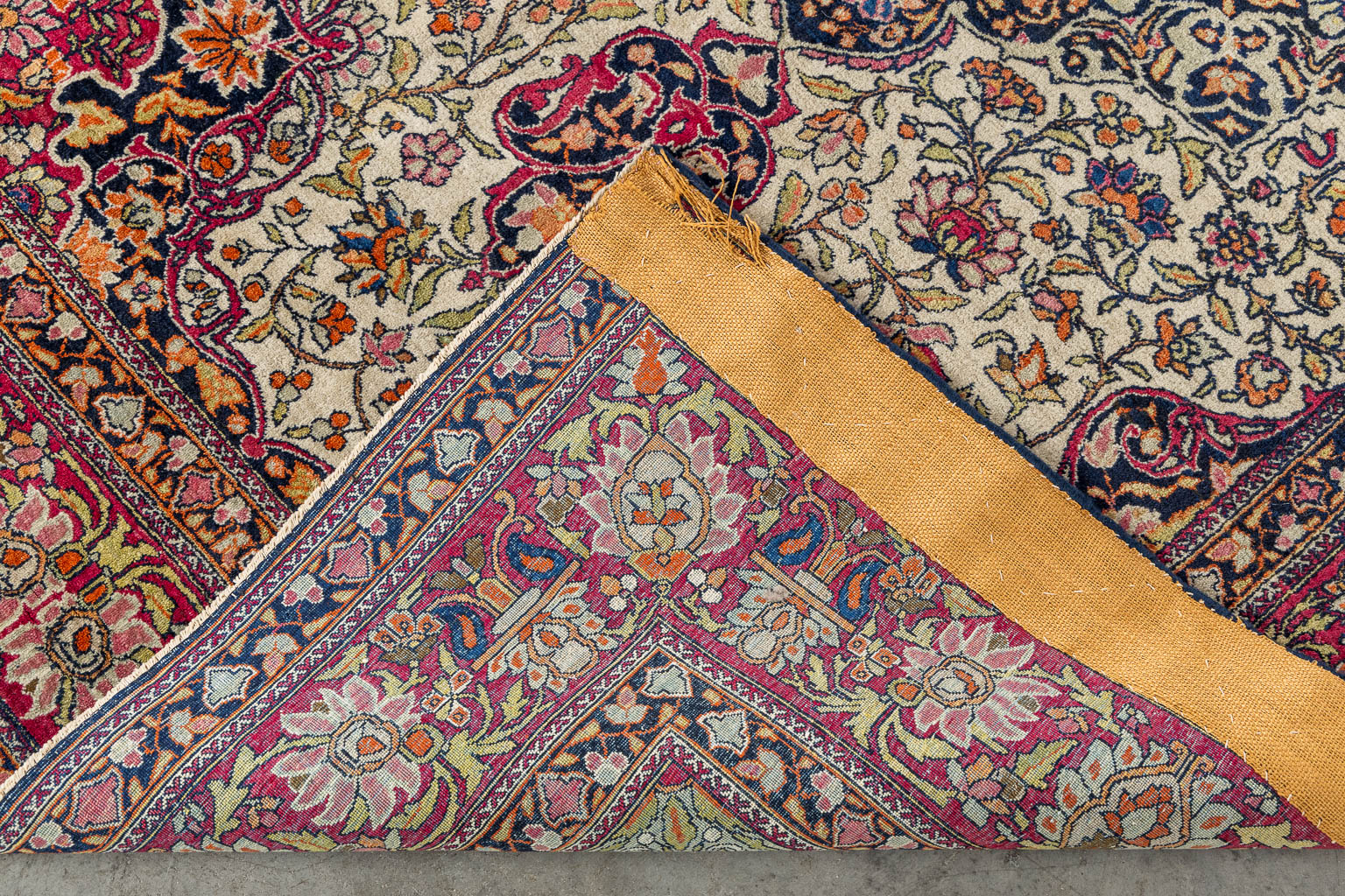 An Oriental hand-made carpet, Isfahan/Isphahan. (L:225 x W:145 cm) - Image 7 of 7