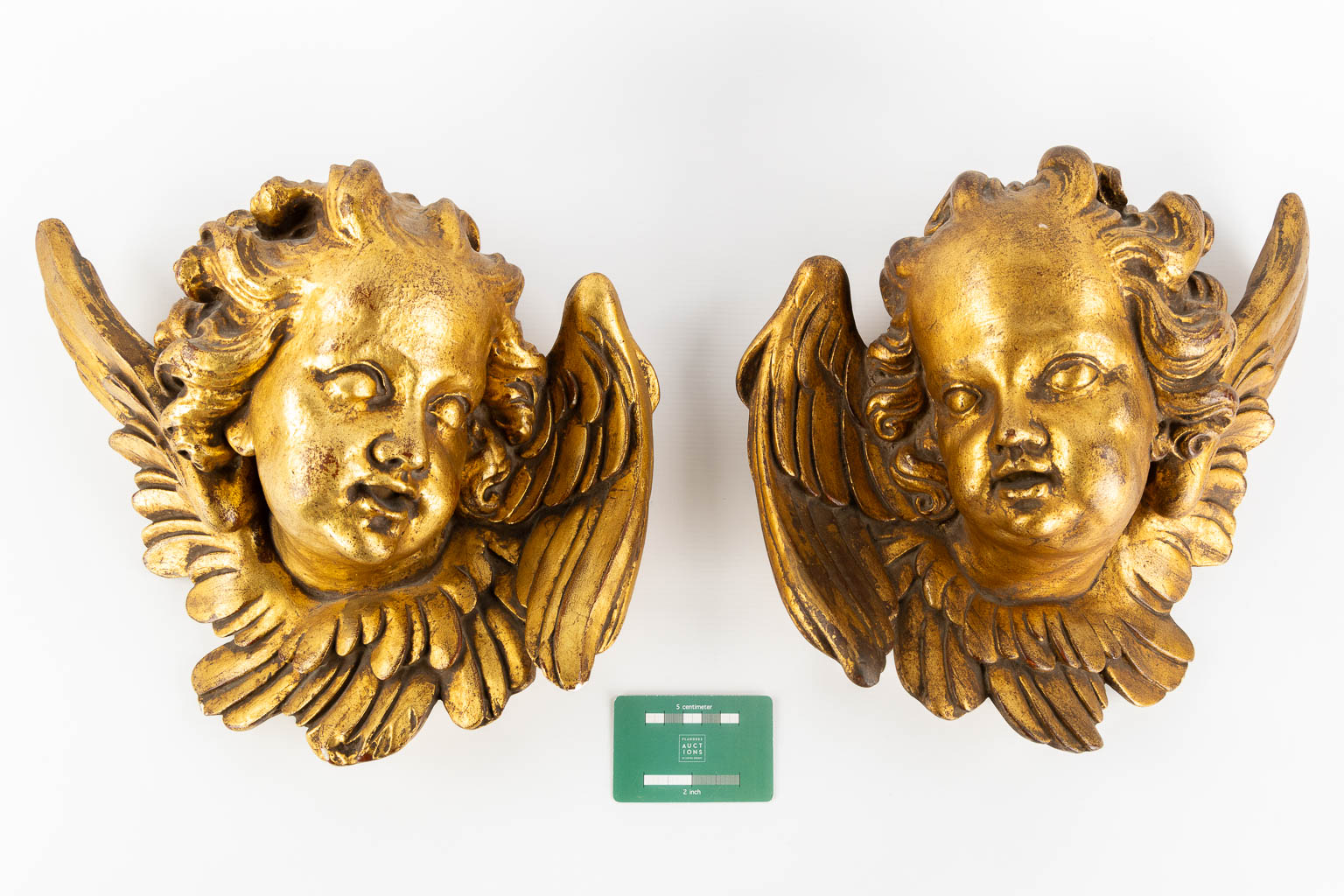 A pair of angels, probably white-baking clay. Circa 1900. (L:16 x W:32 x H:32 cm) - Image 2 of 12