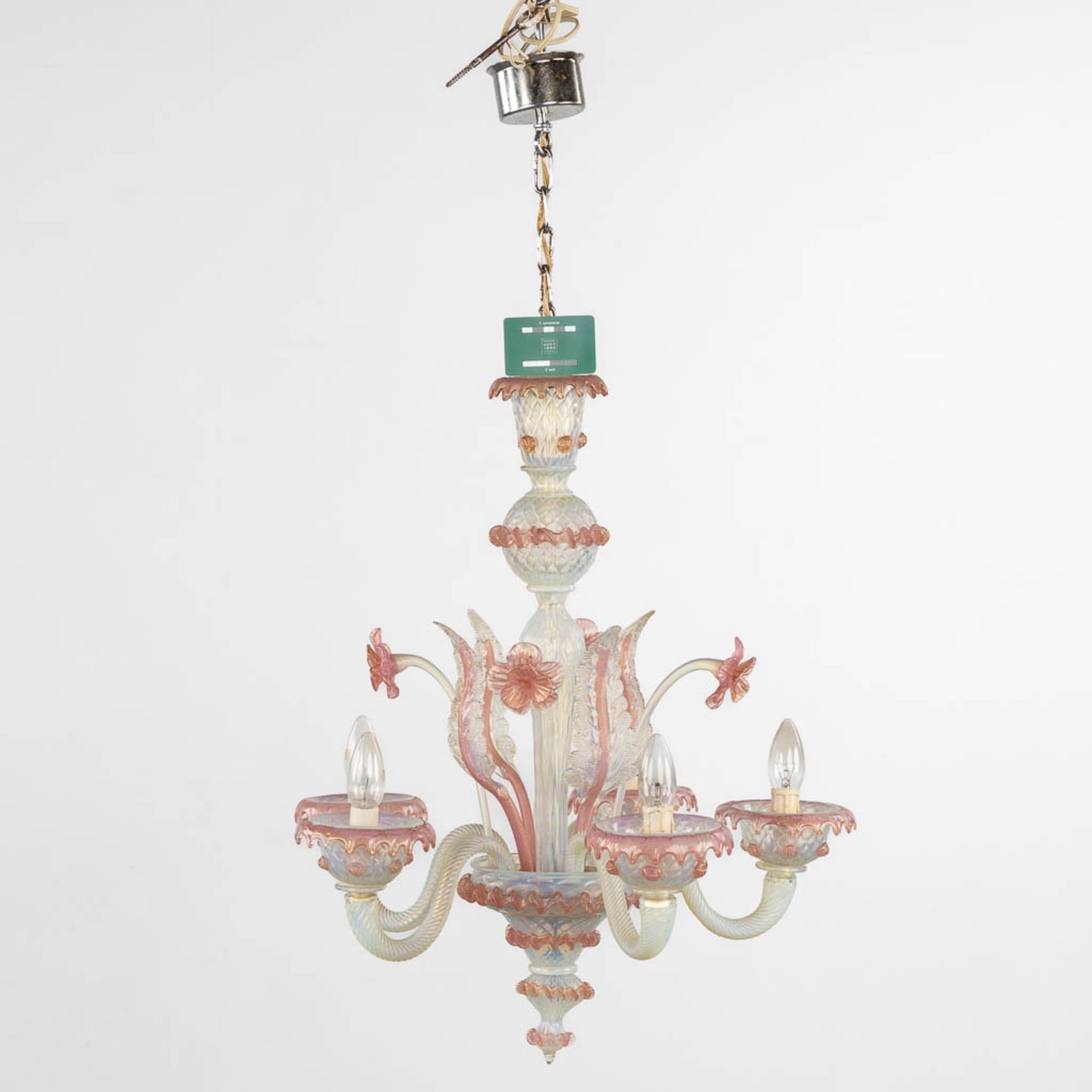 A decorative Venetian glass chandelier, red and white glass. 20th C. (H:70 x D:54 cm) - Image 2 of 12