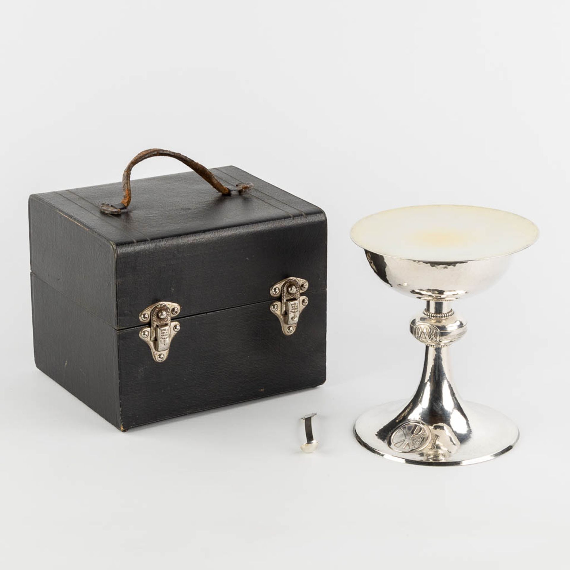 De Reuck, Ghent, a silver chalice and box. 900/1000. 658g. 1949. (H:17 x D:13,5 cm)