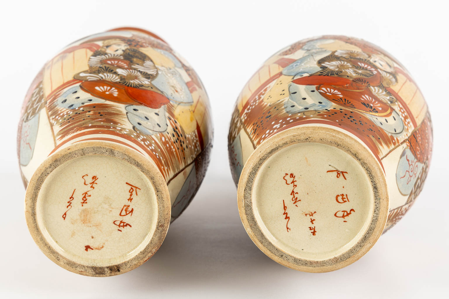 Two Japanese Kutani oil lamps, added two vases. (H:57 x D:15 cm) - Bild 15 aus 16