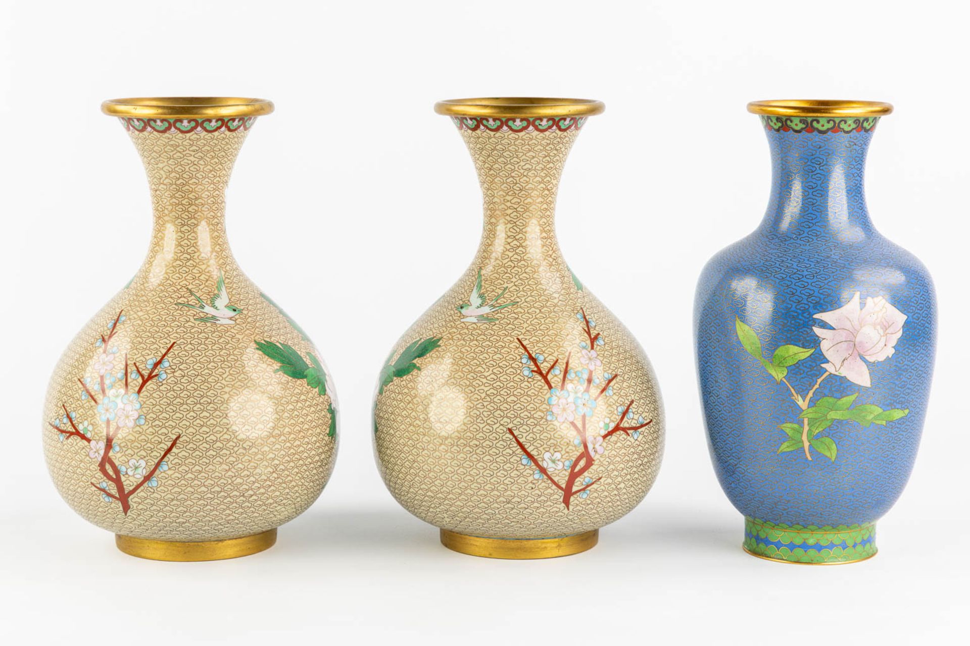 Four pairs of Cloisonné enamel vases, added 1 vase and two small pieces. (H:38 x D:23 cm) - Bild 13 aus 18