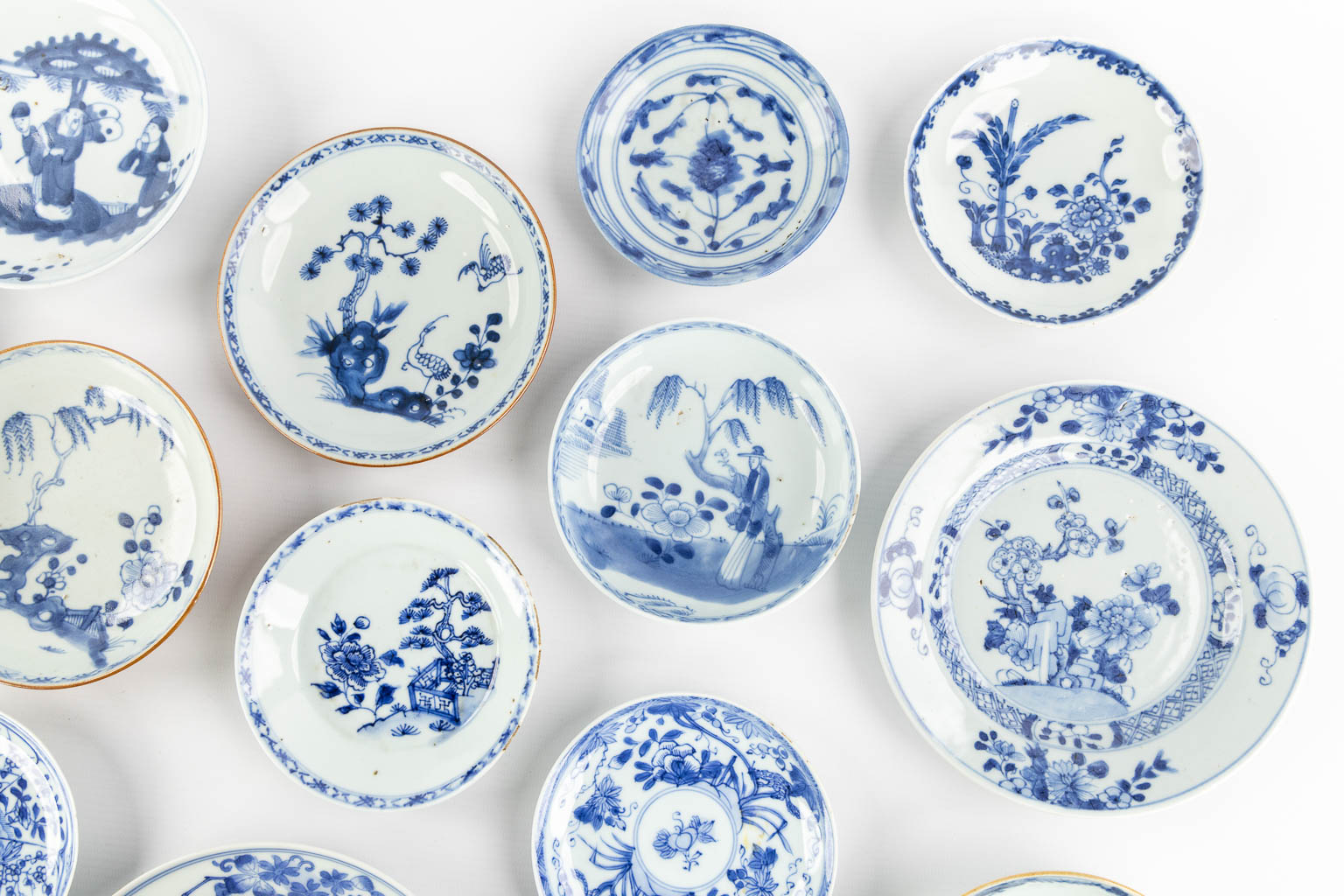 Sixteen Chinese blue-white and capucine plates, Kangxi and Yongzheng period. (D:18,6 cm) - Image 3 of 7