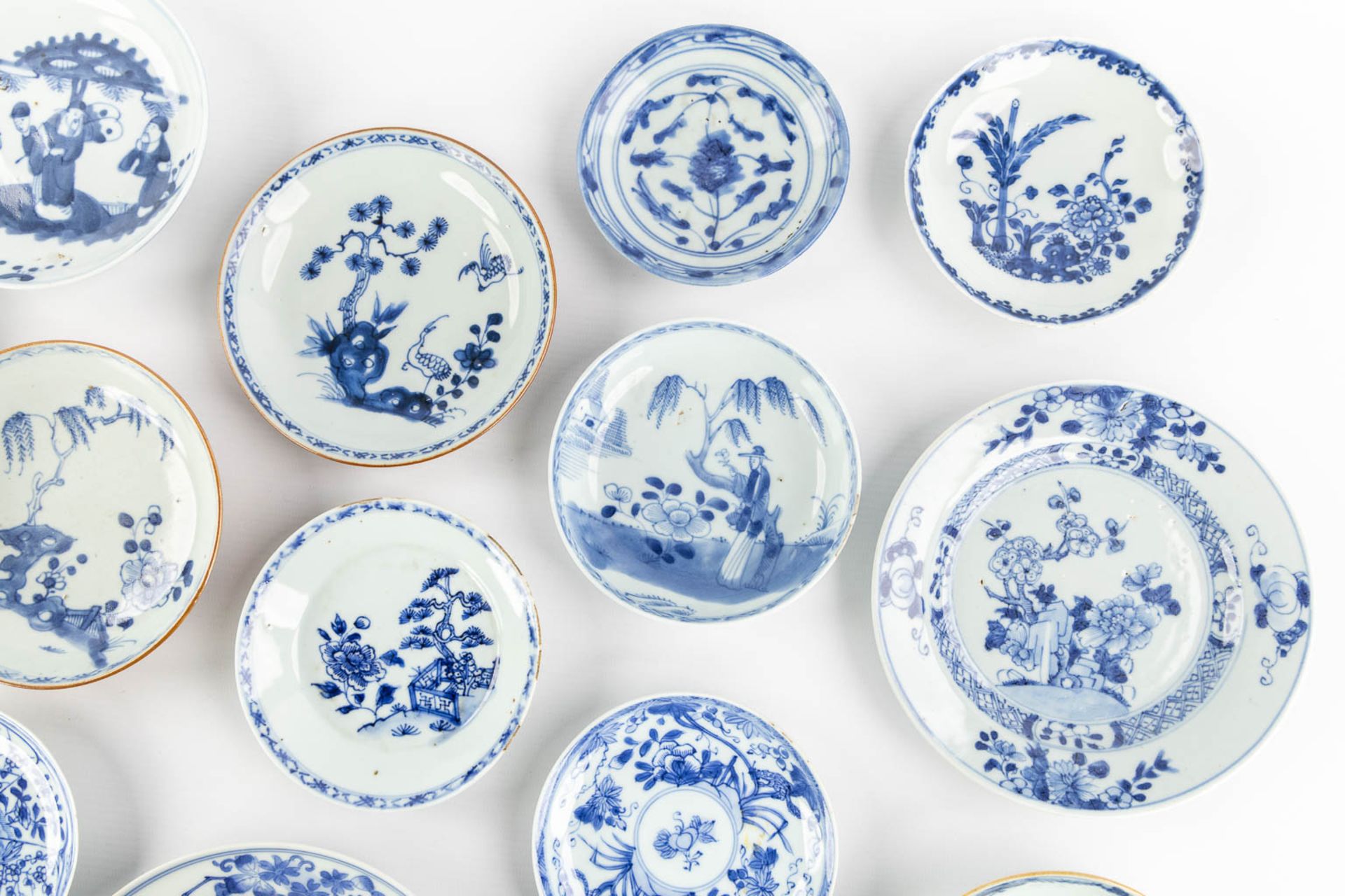 Sixteen Chinese blue-white and capucine plates, Kangxi and Yongzheng period. (D:18,6 cm) - Bild 3 aus 7