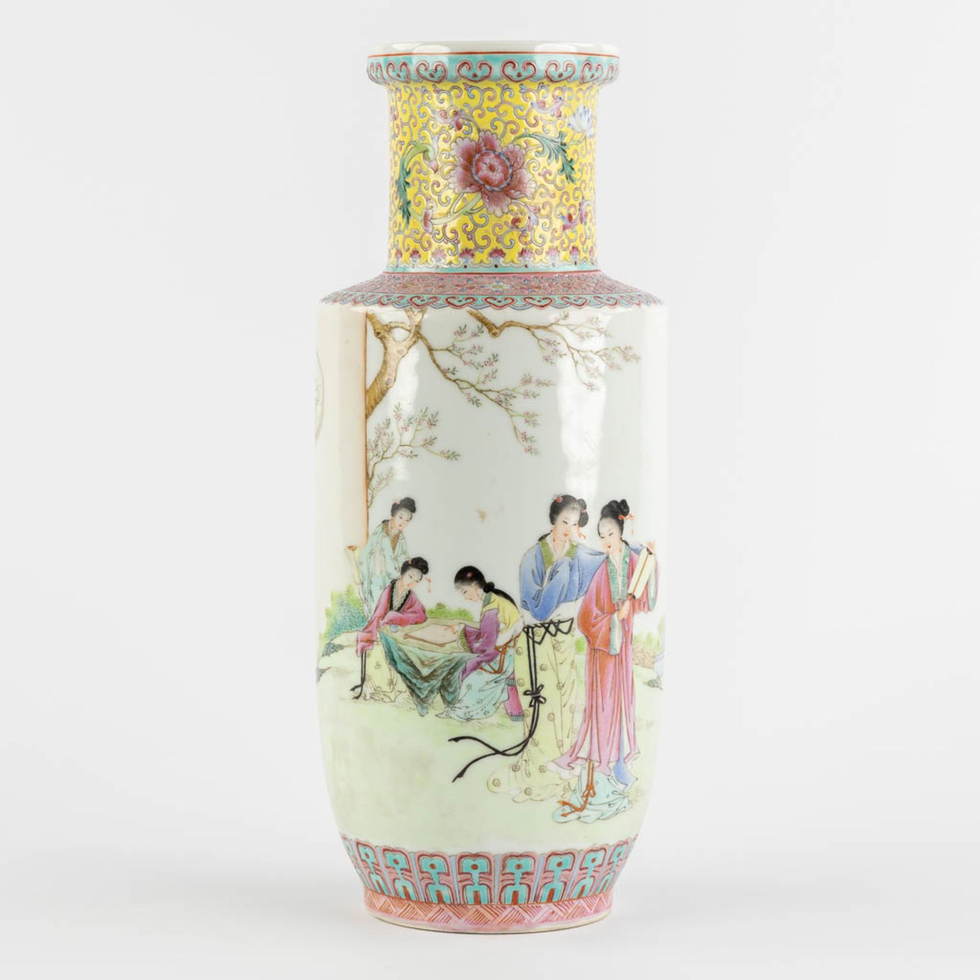 A Chinese vase with fine decor of ladies, 20th C. (H:35 x D:14 cm)