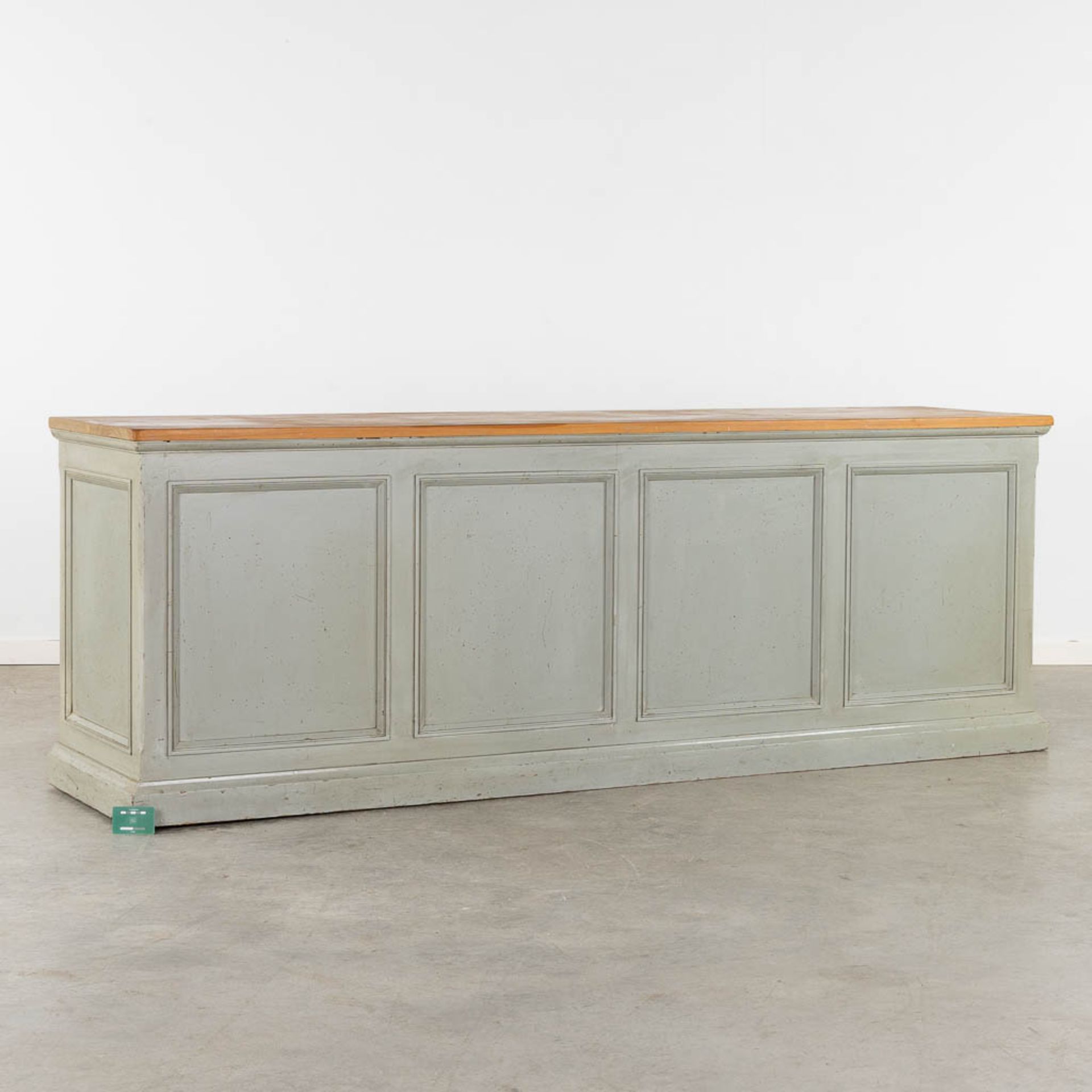 A large 'Shop Counter' patinated and oiled wood. 20th C. (L:57 x W:230 x H:80 cm) - Bild 2 aus 11