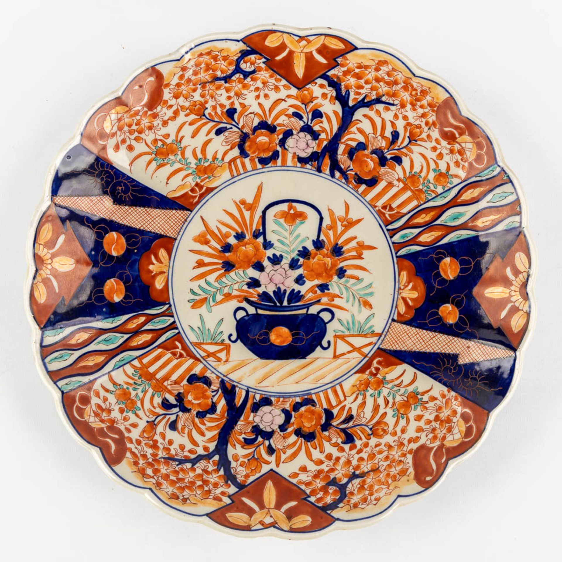 Four plates and two vases, Japan, Imari. 19th and 20th C. (H:34,5 x D:17 cm) - Bild 7 aus 19