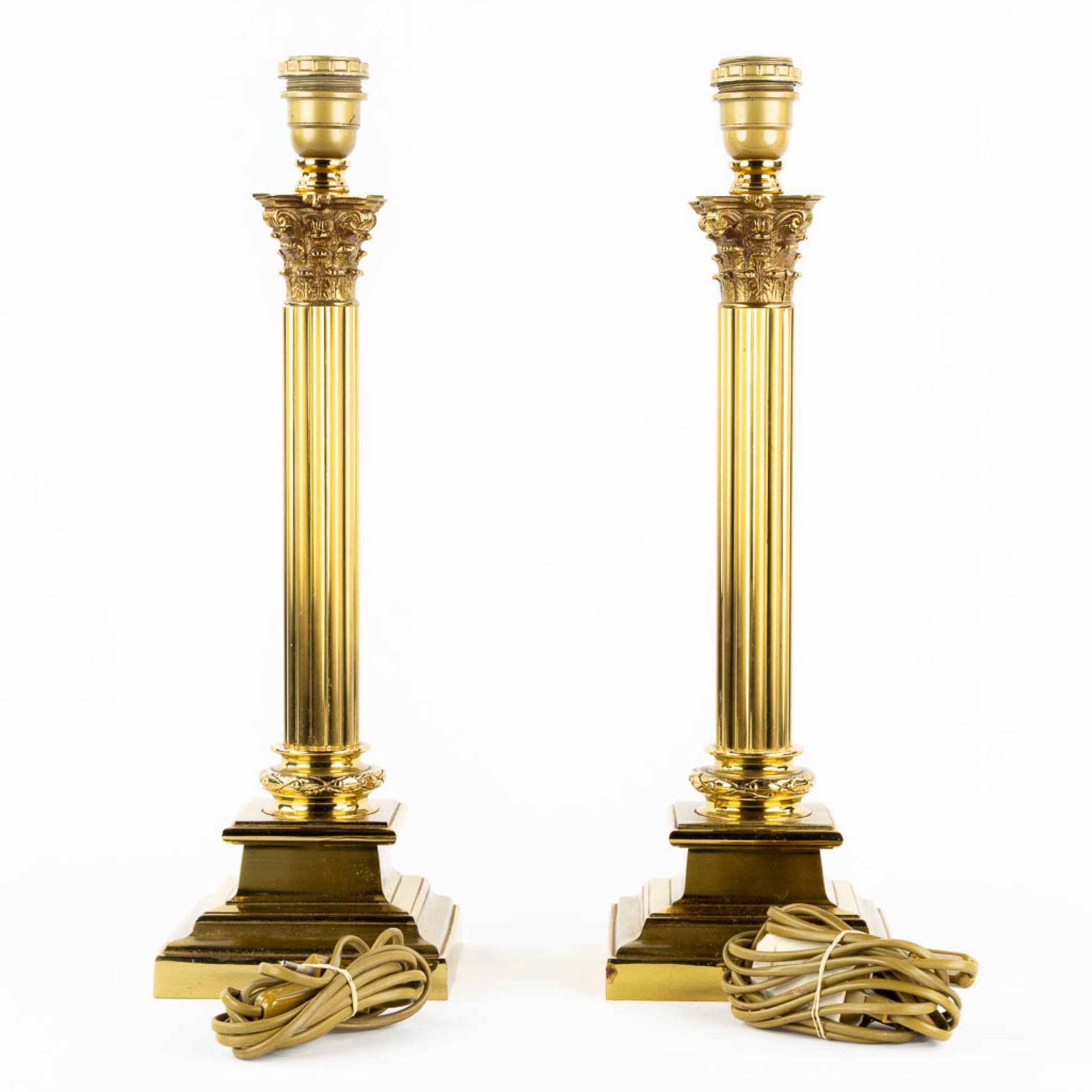 A decorative pair of table lamps with Corinthian pillars. (L:15 x W:15 x H:48 cm) - Bild 4 aus 9
