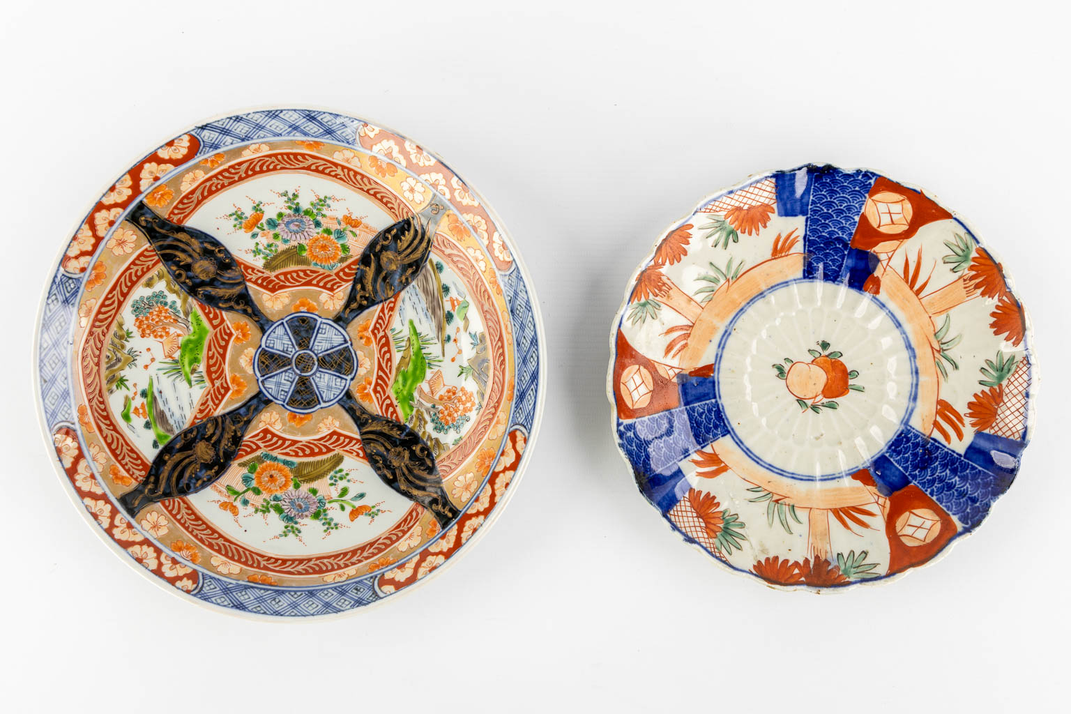 Four plates and two vases, Japan, Imari. 19th and 20th C. (H:34,5 x D:17 cm) - Image 9 of 19