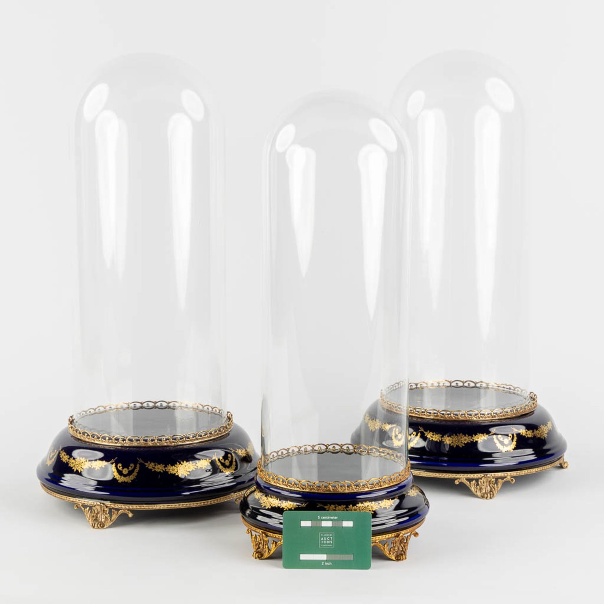 Mignon Limoges, three domes and their bases with a hand-painted decor. (H:49 x D:26,5 cm) - Bild 2 aus 8