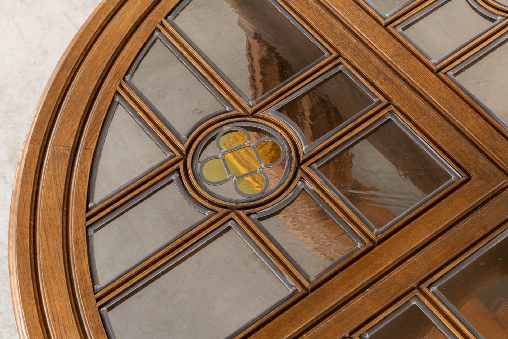 An exceptional Gothic Revival round table, inlaid with stained glass. Circa 1900. (H:78 x D:180 cm) - Image 10 of 11