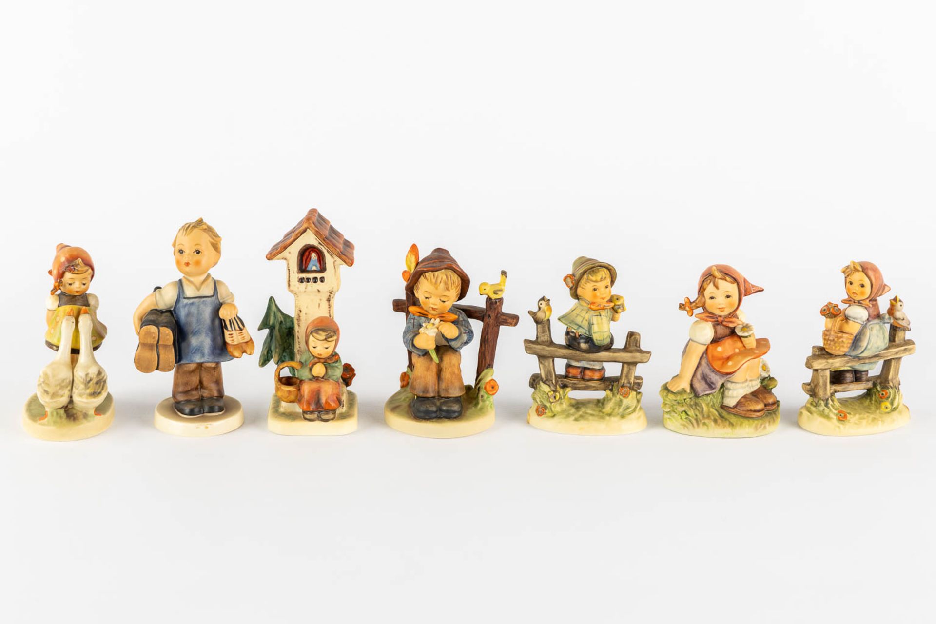 Hummel, 15 figurines, polychrome porcelain. (H:13,5 cm) - Bild 3 aus 9