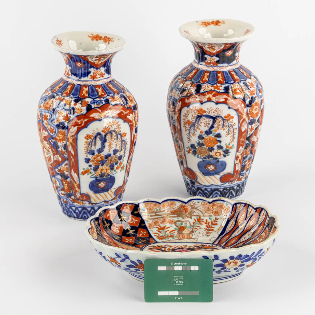 A pair of vases and a bowl, Japanese Imari porcelain. (H:25 x D:14 cm) - Image 2 of 11