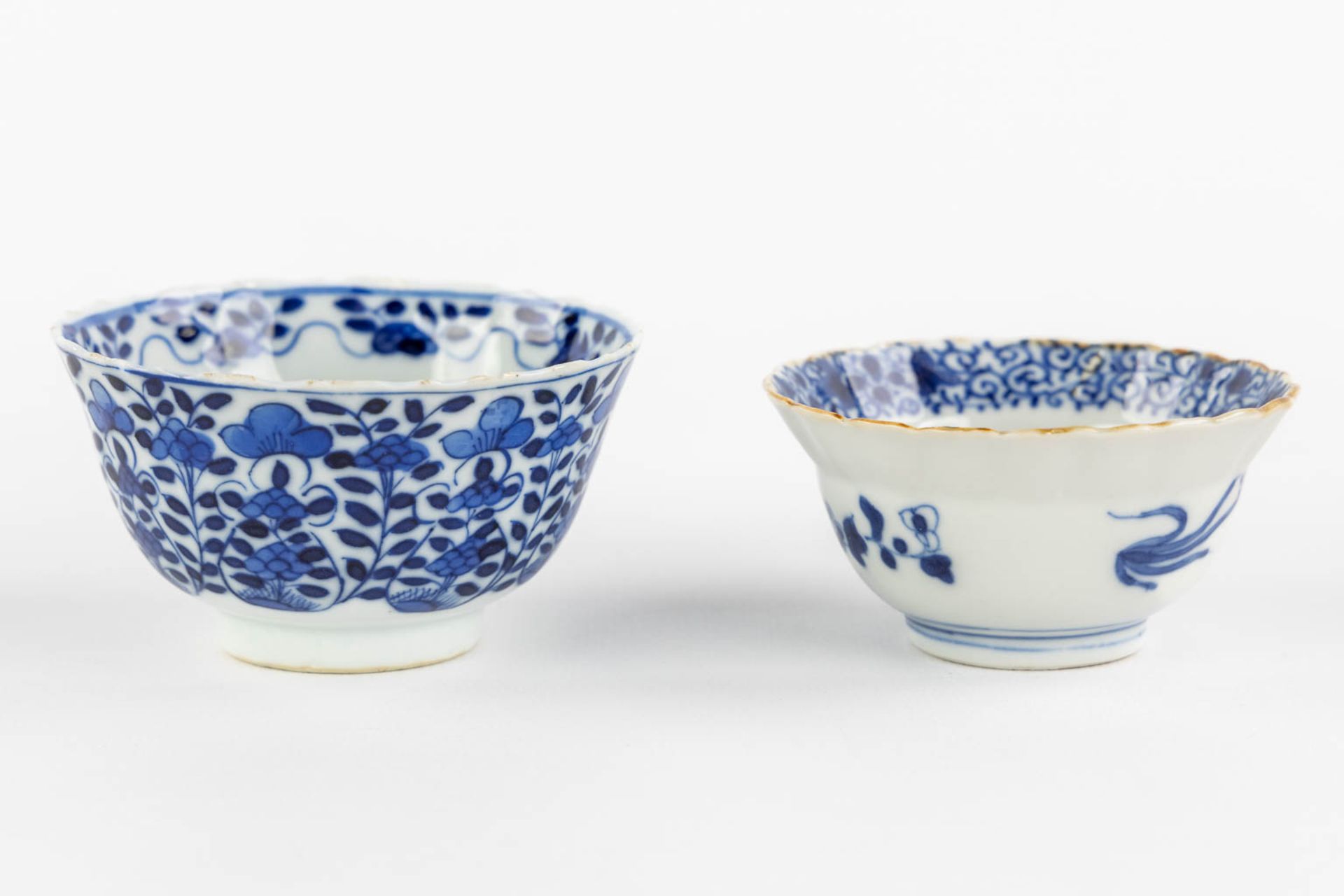A pair of Chinese plate, blue-white decor of 'Fish and Crab', 19th C. (D:13,5 cm) - Bild 5 aus 9