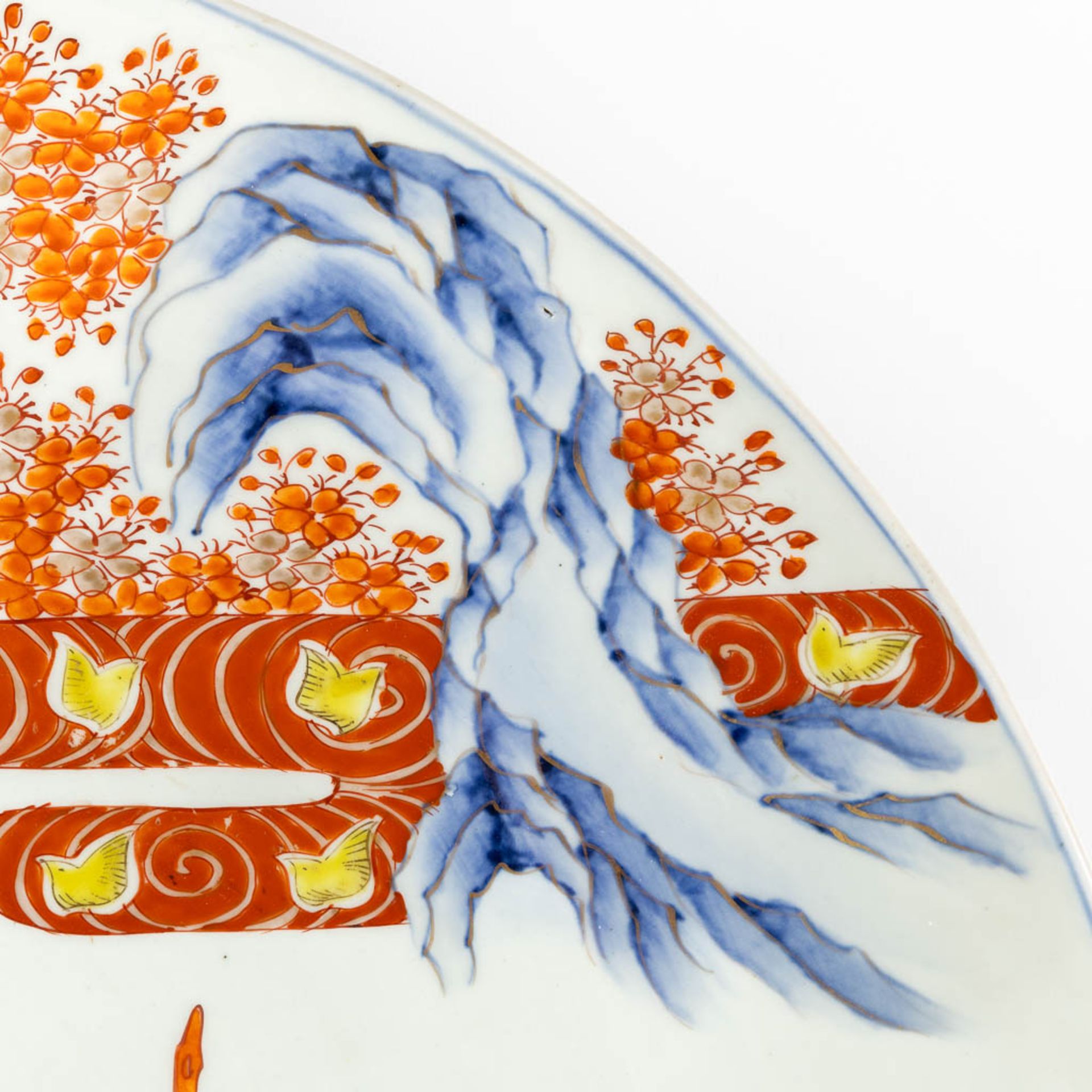 A large Japanese Imari bowl, decorated with butterflies and flowers. 19th C. (D:47 cm) - Image 10 of 11
