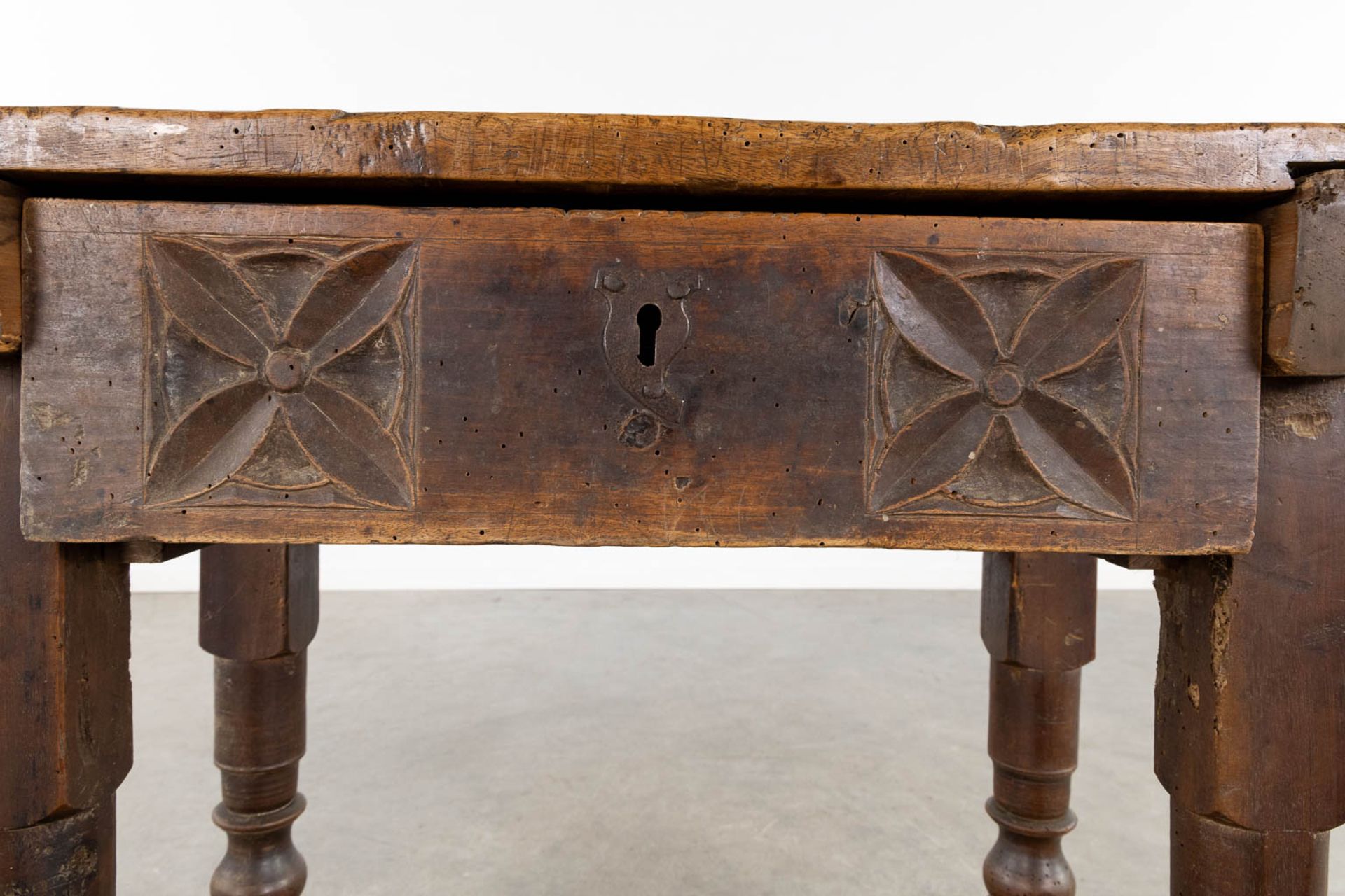 An antique side table, sculptured wood. (L:46 x W:97 x H:76 cm) - Bild 11 aus 14