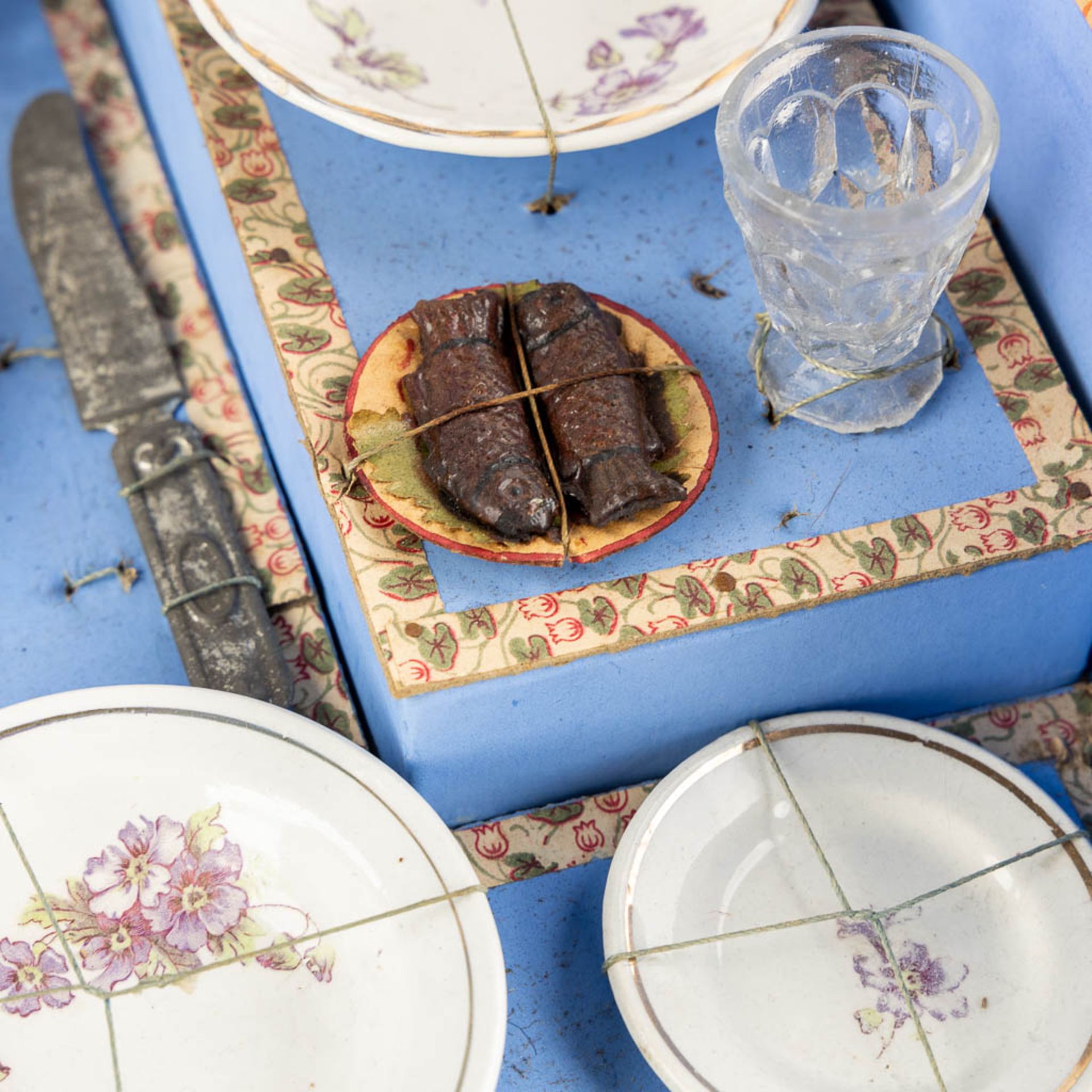 A children's porcelain service and flatware, 'Dinette', in the original box. (L:28 x W:36 x H:12 cm) - Image 8 of 10