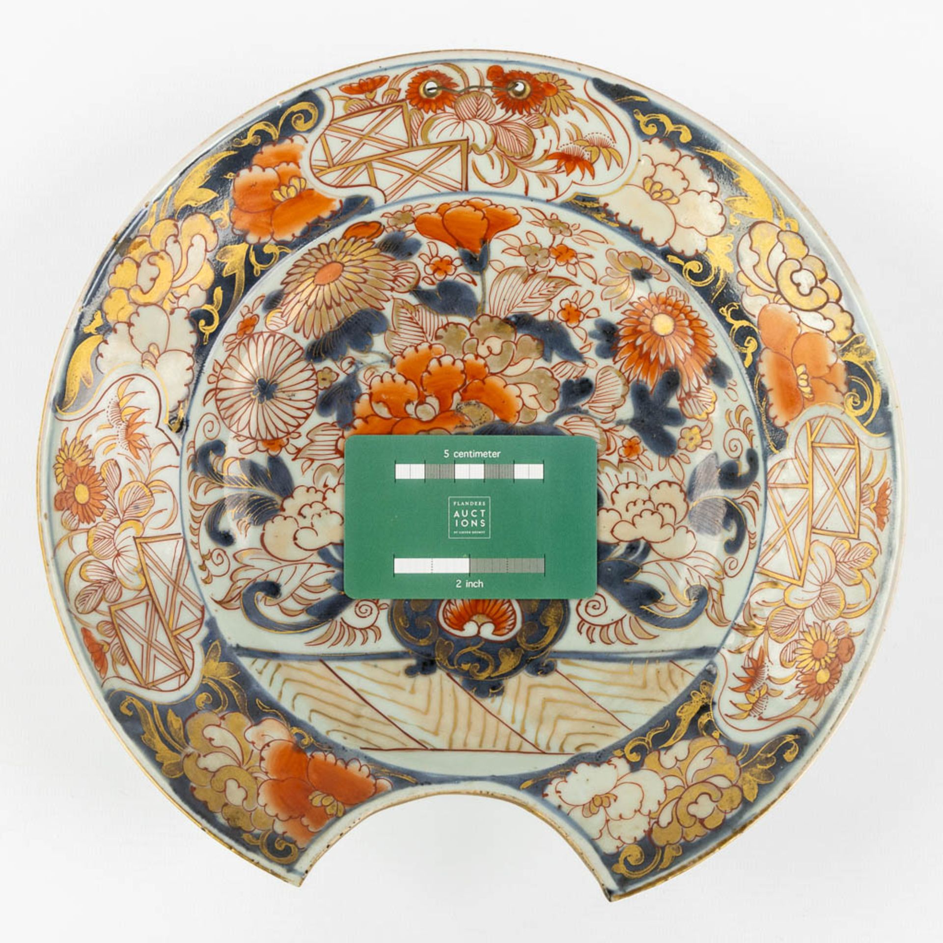 A Japanese Imari 'Shaving Bowl' 18th/19th C. (H:6,5 x D:26,5 cm) - Image 2 of 9