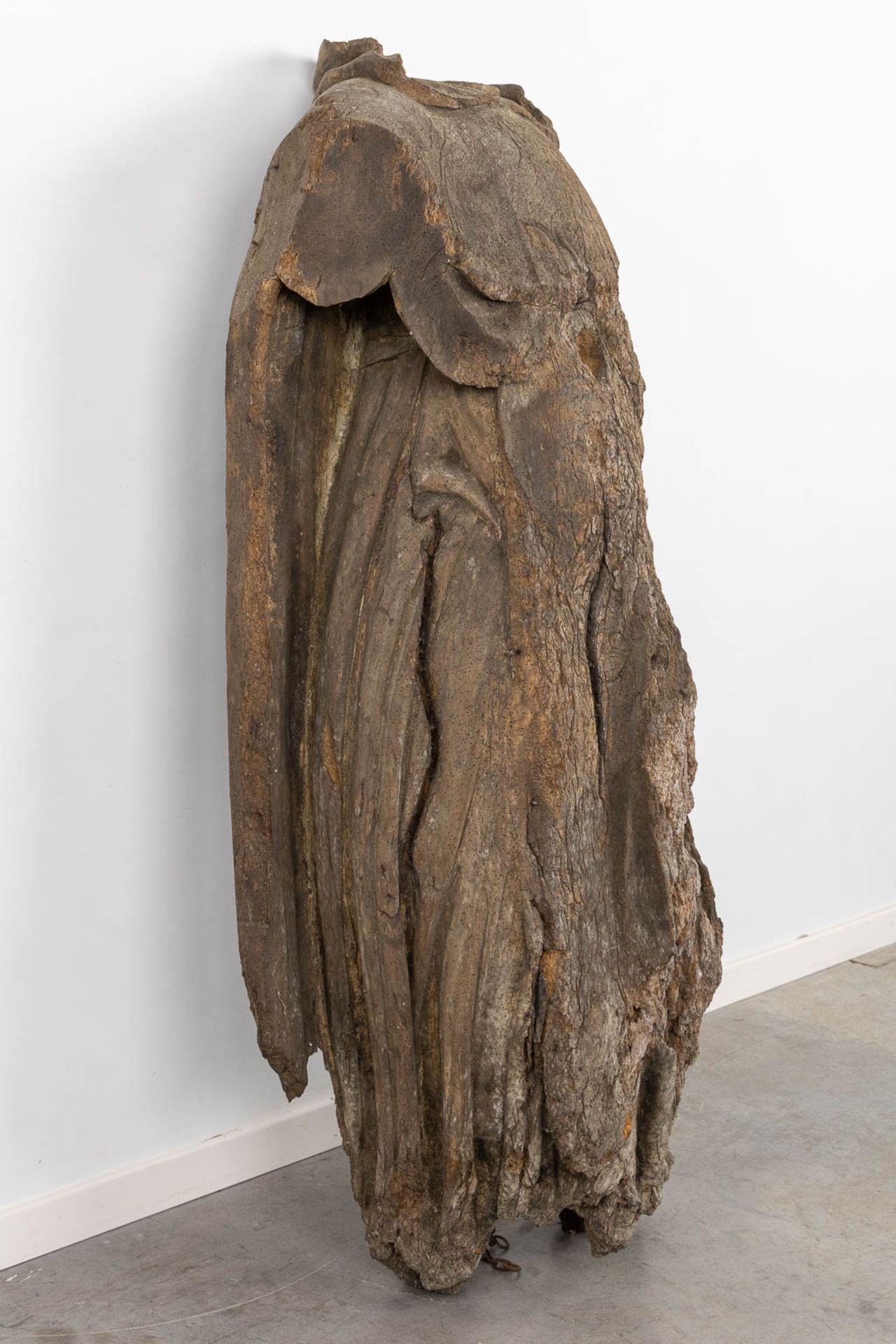 The antique remains of a wood sculptured angel or saint, 16th/17th C. (L:38 x W:63 x H:147 cm) - Bild 4 aus 10