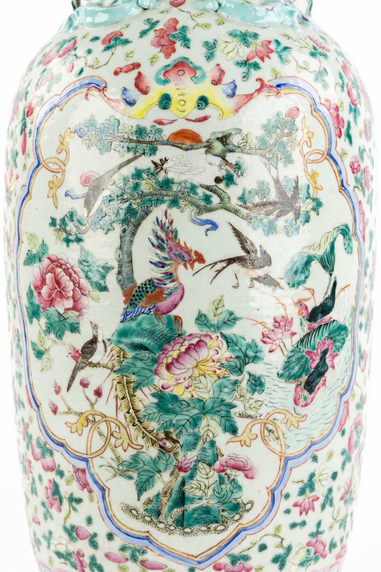 A Chinese Famille Rose vase decorated with fauna and flora. (H:60 x D:24 cm) - Bild 12 aus 15