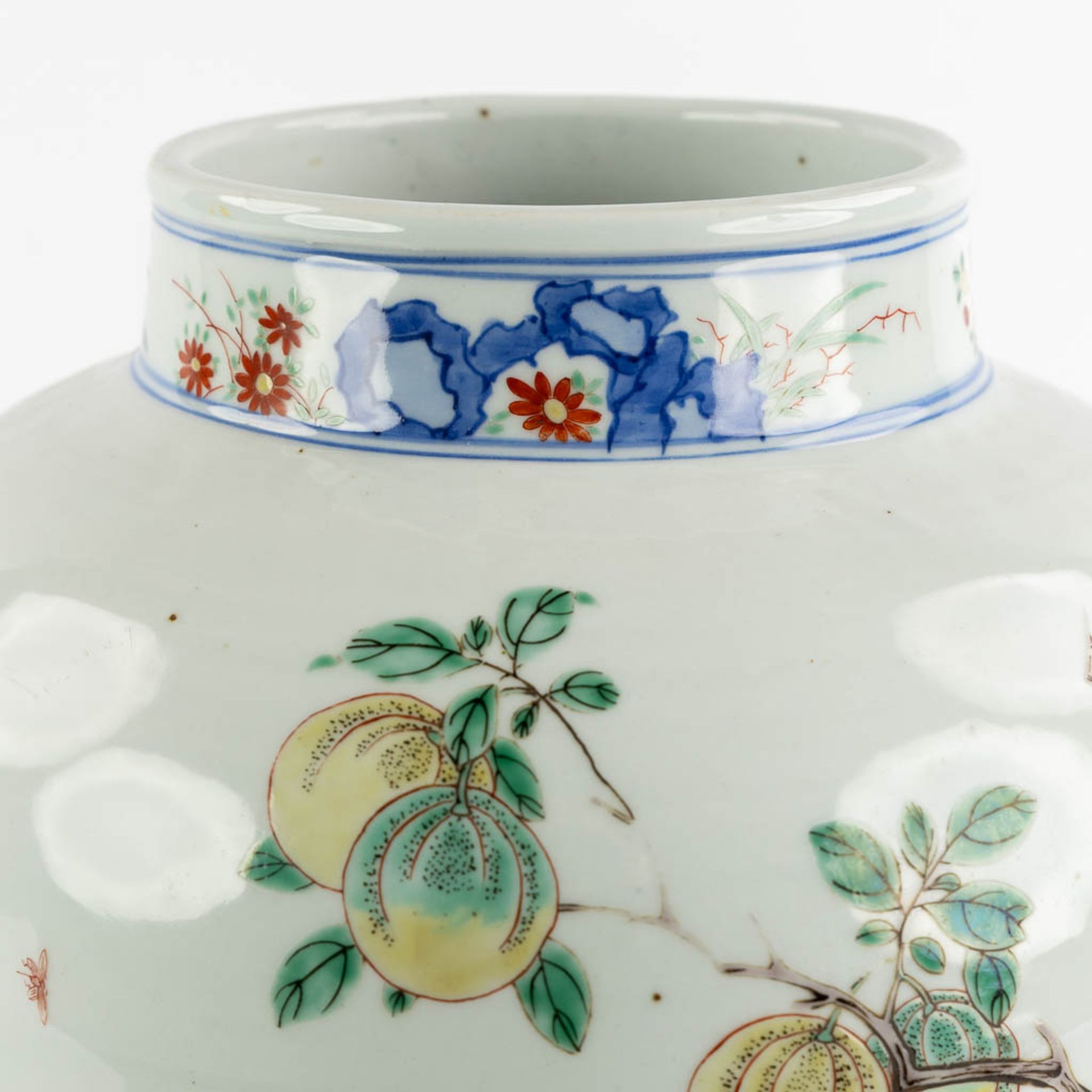 A Chinese pot, Wuchai decorated with growing fruits and blossoms. (H:31 x D:25 cm) - Bild 8 aus 11