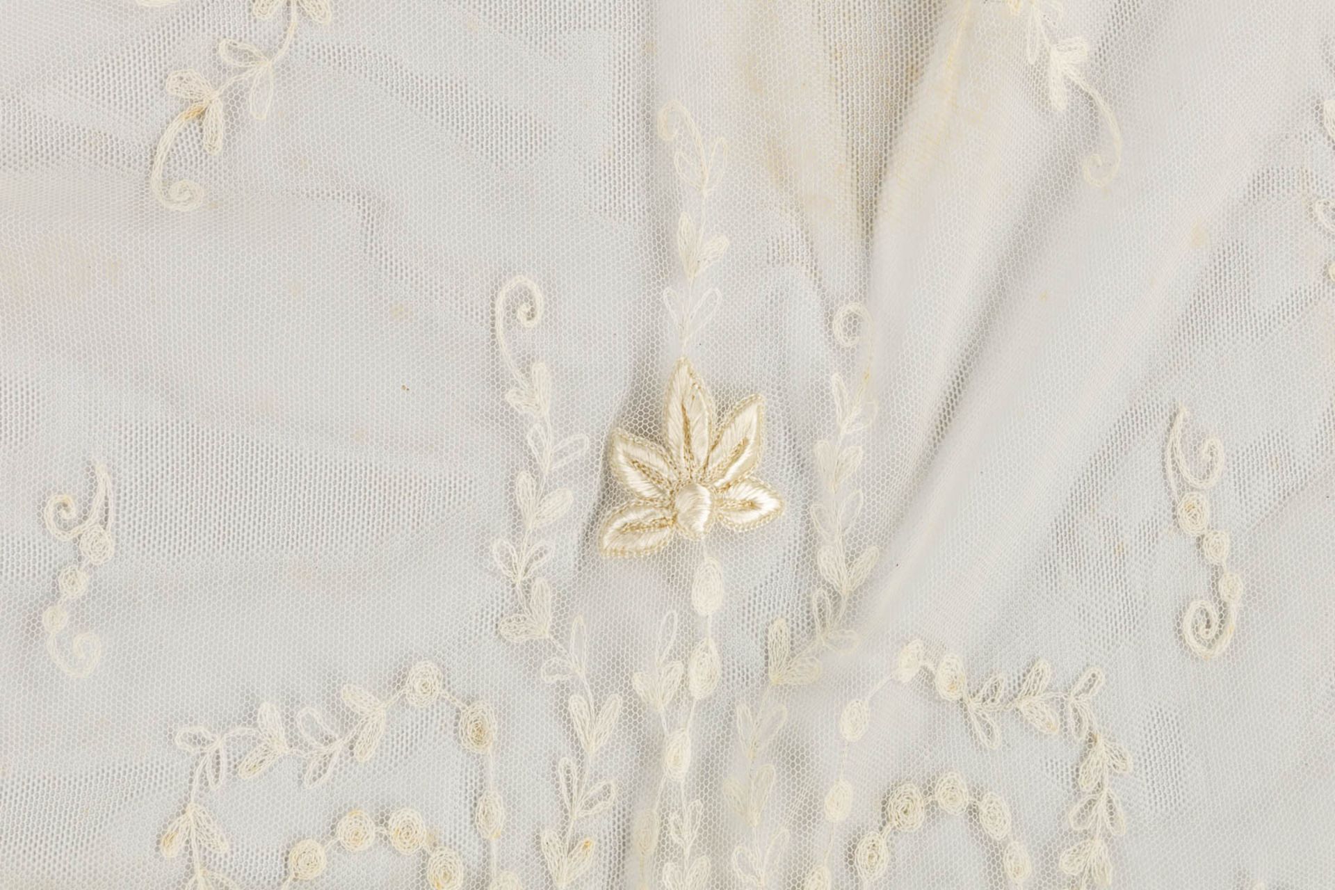 A large piece of antique lace, Lierse, Belgium. 19th C. (L:36,5 x W:130 cm) - Bild 5 aus 8