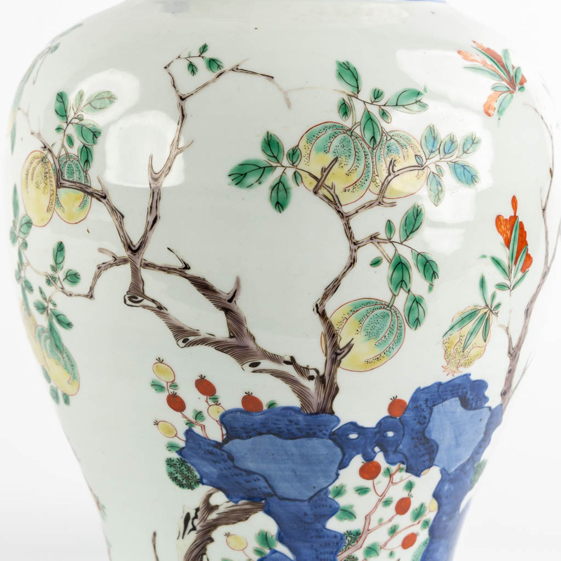 A Chinese pot, Wuchai decorated with growing fruits and blossoms. (H:31 x D:25 cm) - Bild 11 aus 11