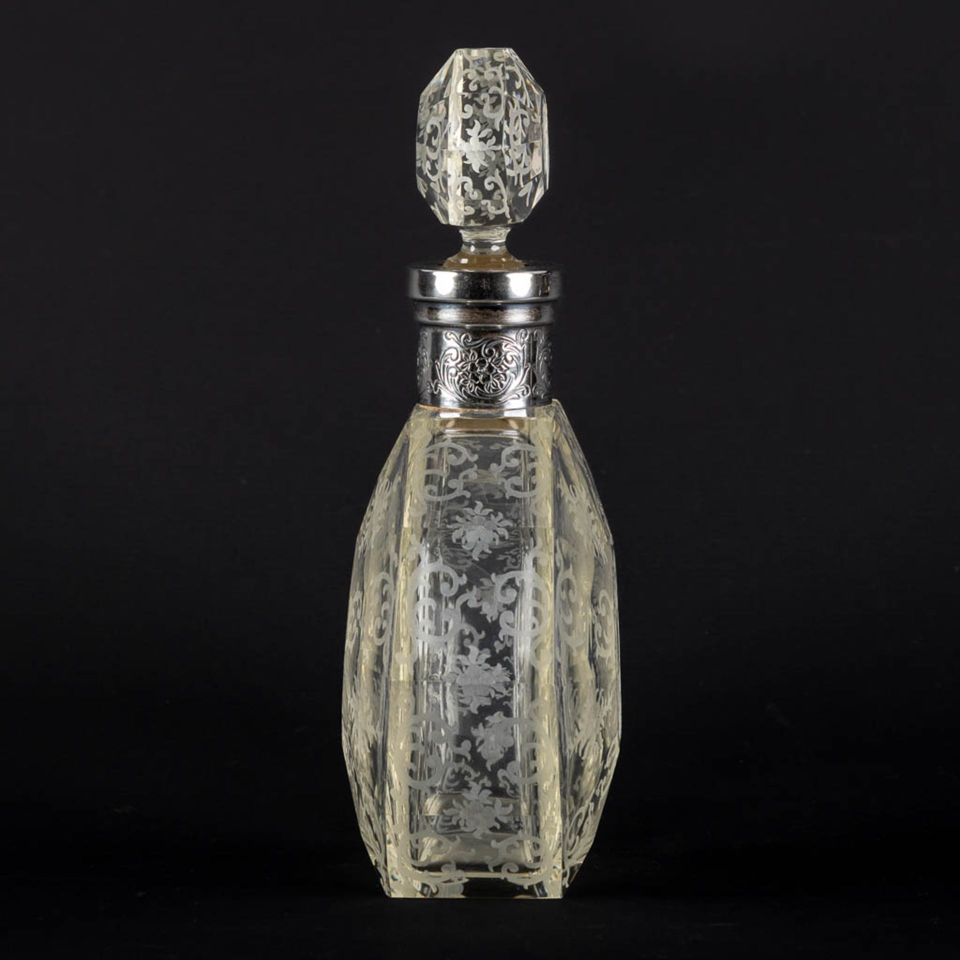 A perfume bottle, etched and mounted with a silver collar, glass. 19th C. (L:8 x W:17 x H:26,5 cm) - Bild 4 aus 11