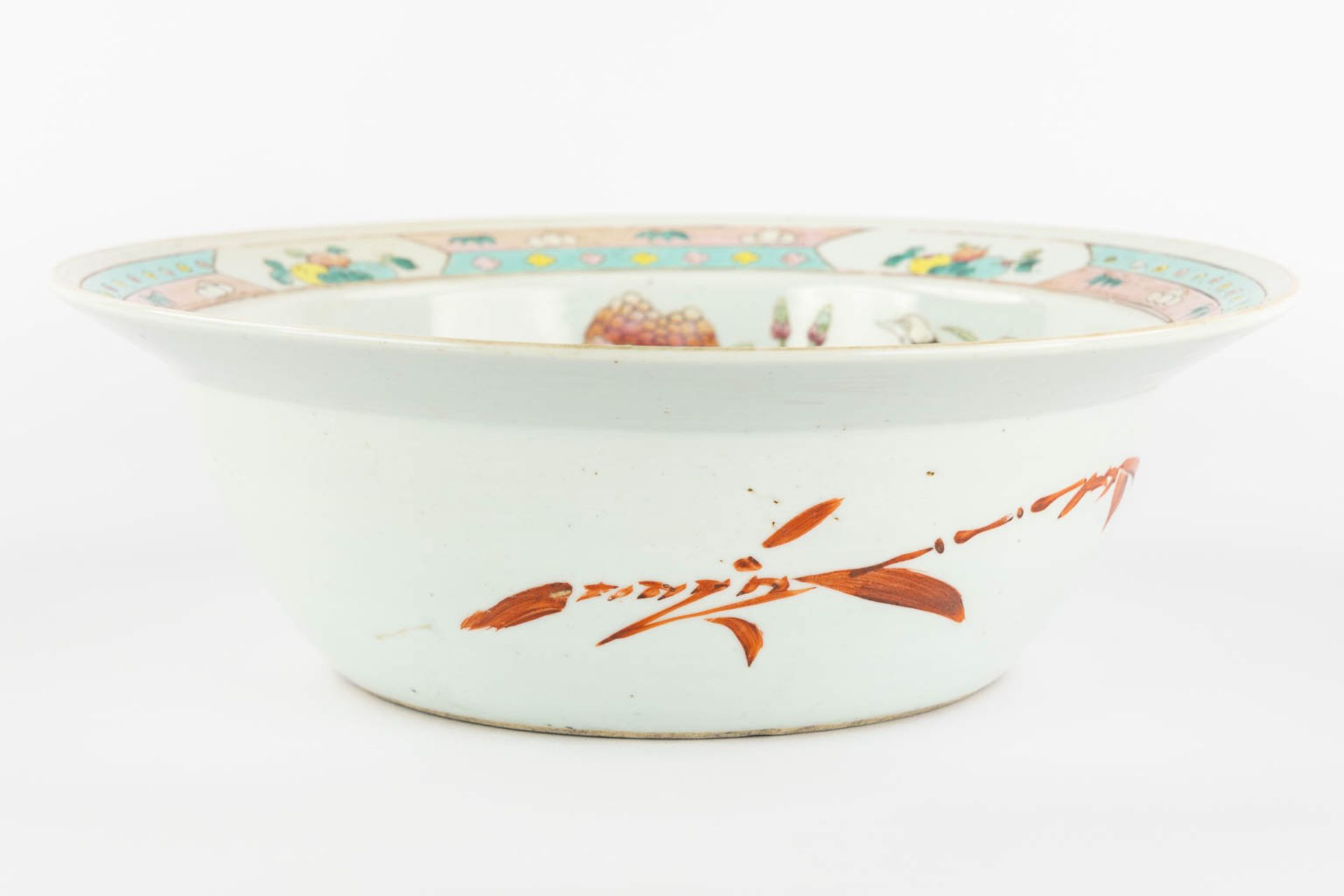 A large Chinese bowl, Famille Rose decorated with a Peacock and blossoms. 19th century. (H:12,5 x D: - Bild 6 aus 10