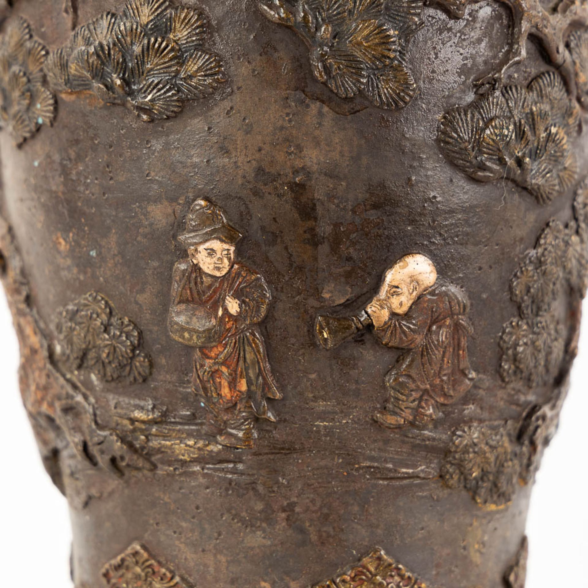 An Oriental pair of oil lamps, terracotta mounted with bronze. Circa 1900. (H:66 x D:18 cm) - Image 13 of 17