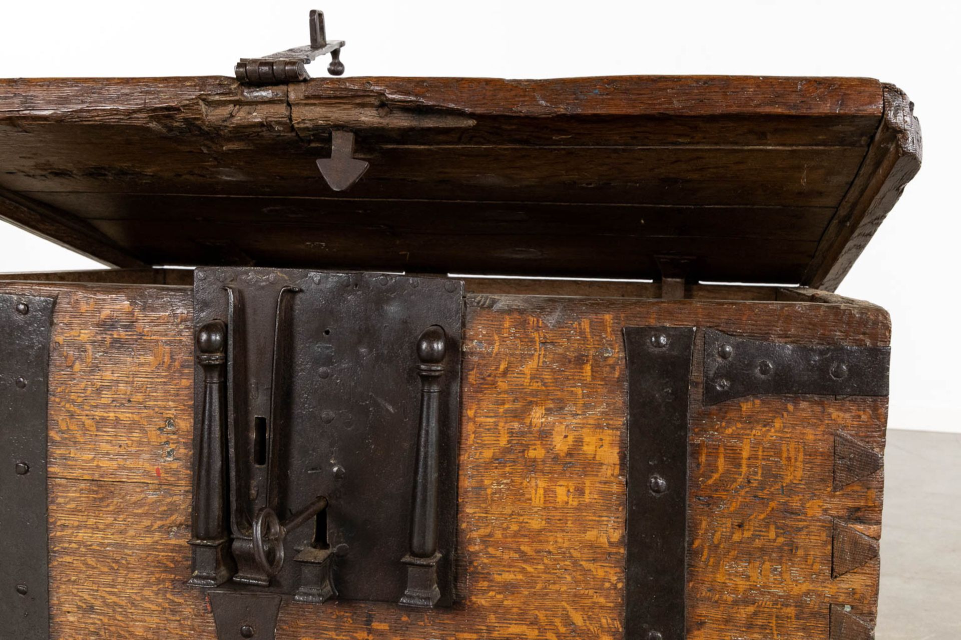 An antique Money box, wood mounted with wrought iron, circa 1500. (L:77 x W:44 x H:50 cm) - Bild 11 aus 14