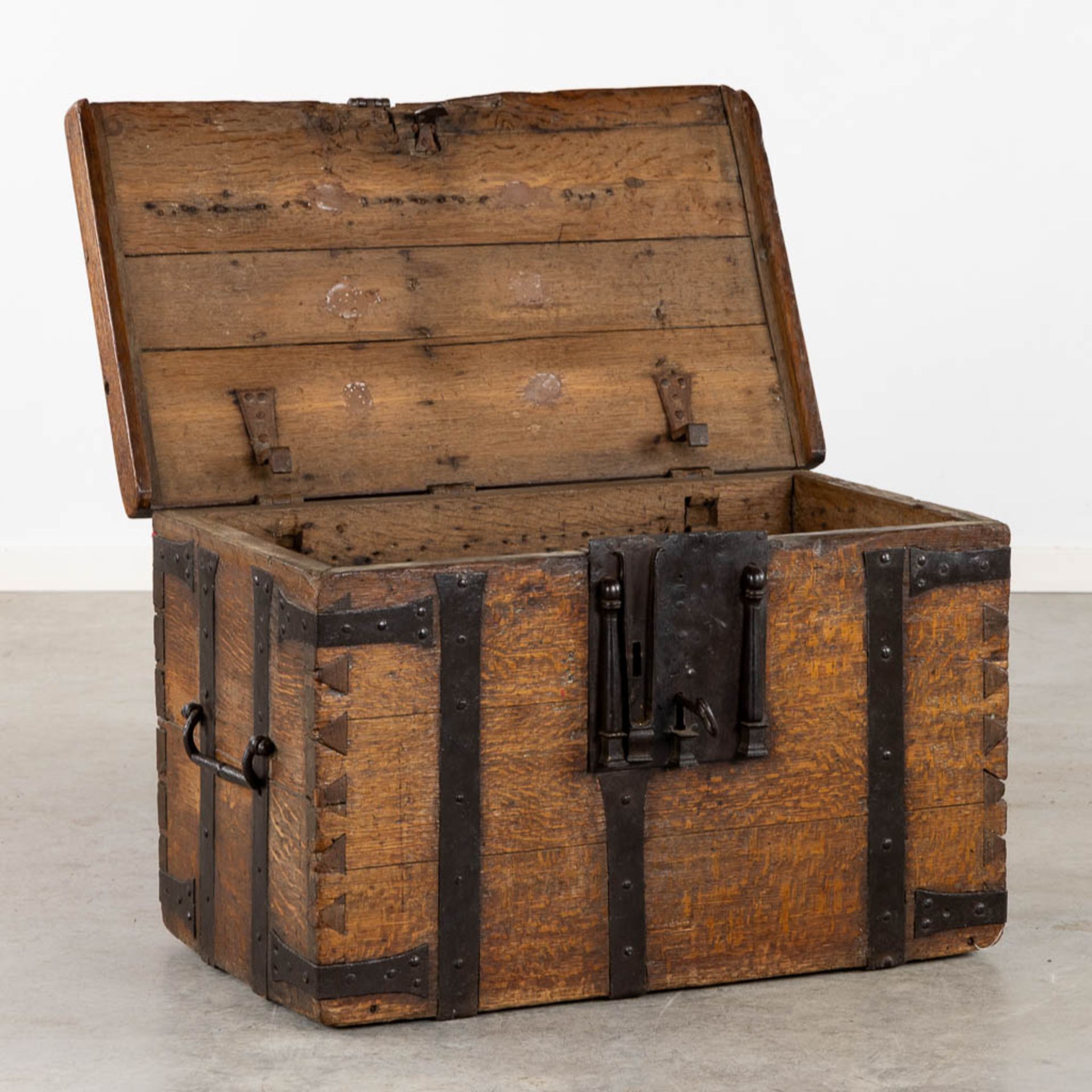 An antique Money box, wood mounted with wrought iron, circa 1500. (L:77 x W:44 x H:50 cm) - Bild 3 aus 14