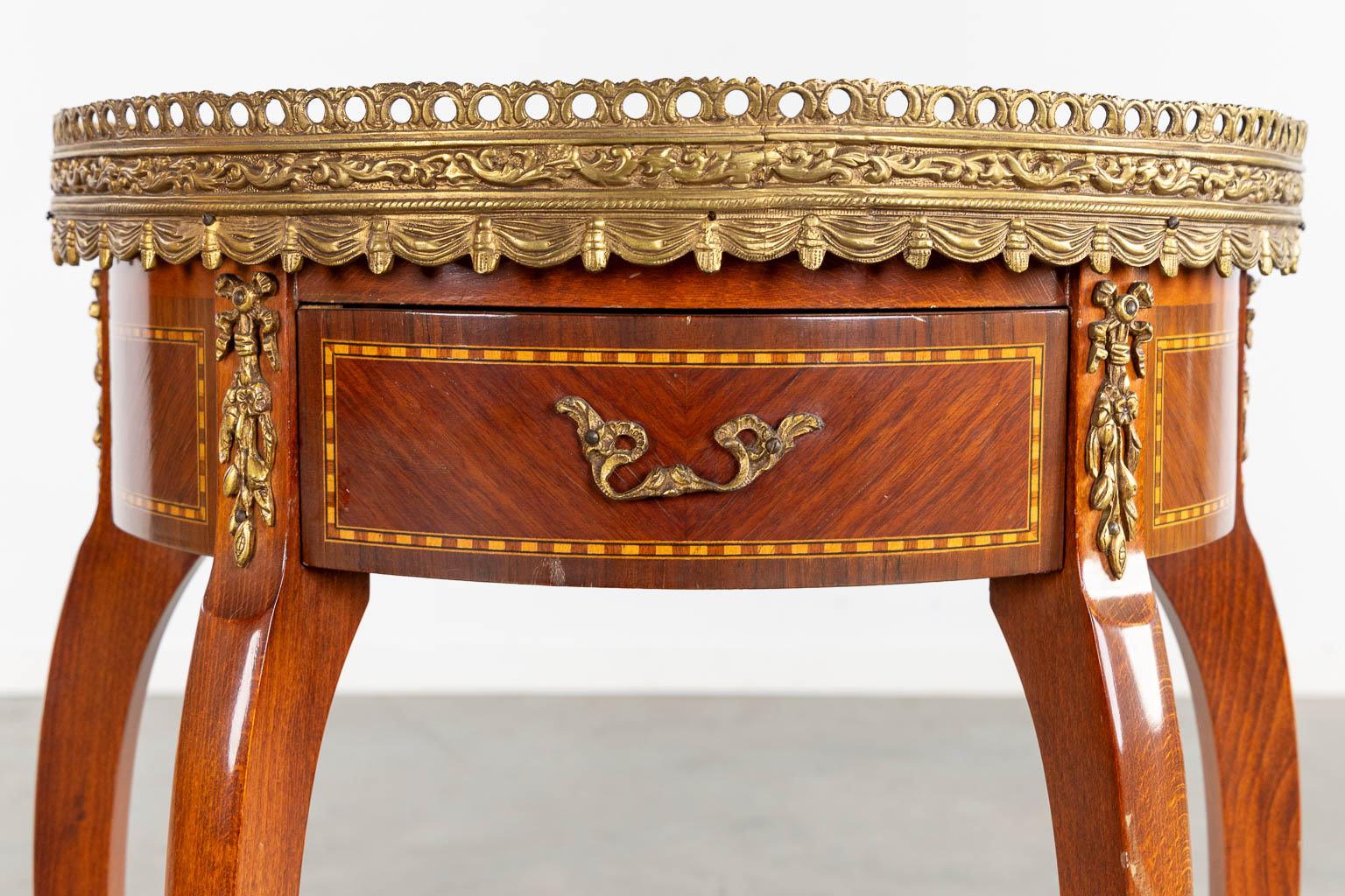 A corner cabinet and console table, marquetry mounted with bronze. 20th C. (L:34 x W:54 x H:150 cm) - Image 8 of 10