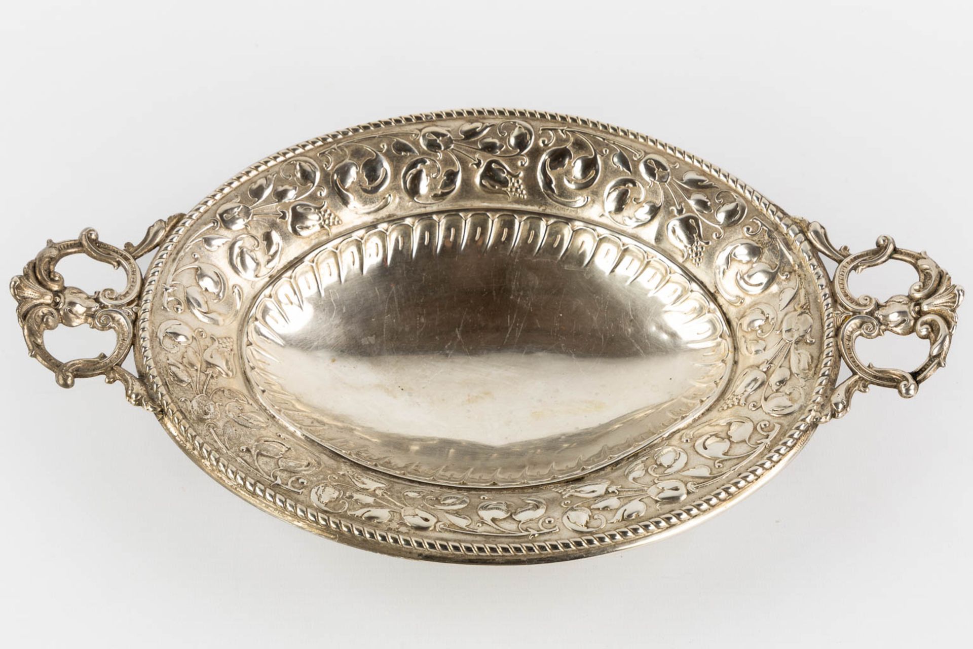 A serving bowl, silver, Germany. 800/1000. 260g. (L:21 x W:36 x H:7 cm) - Bild 5 aus 9