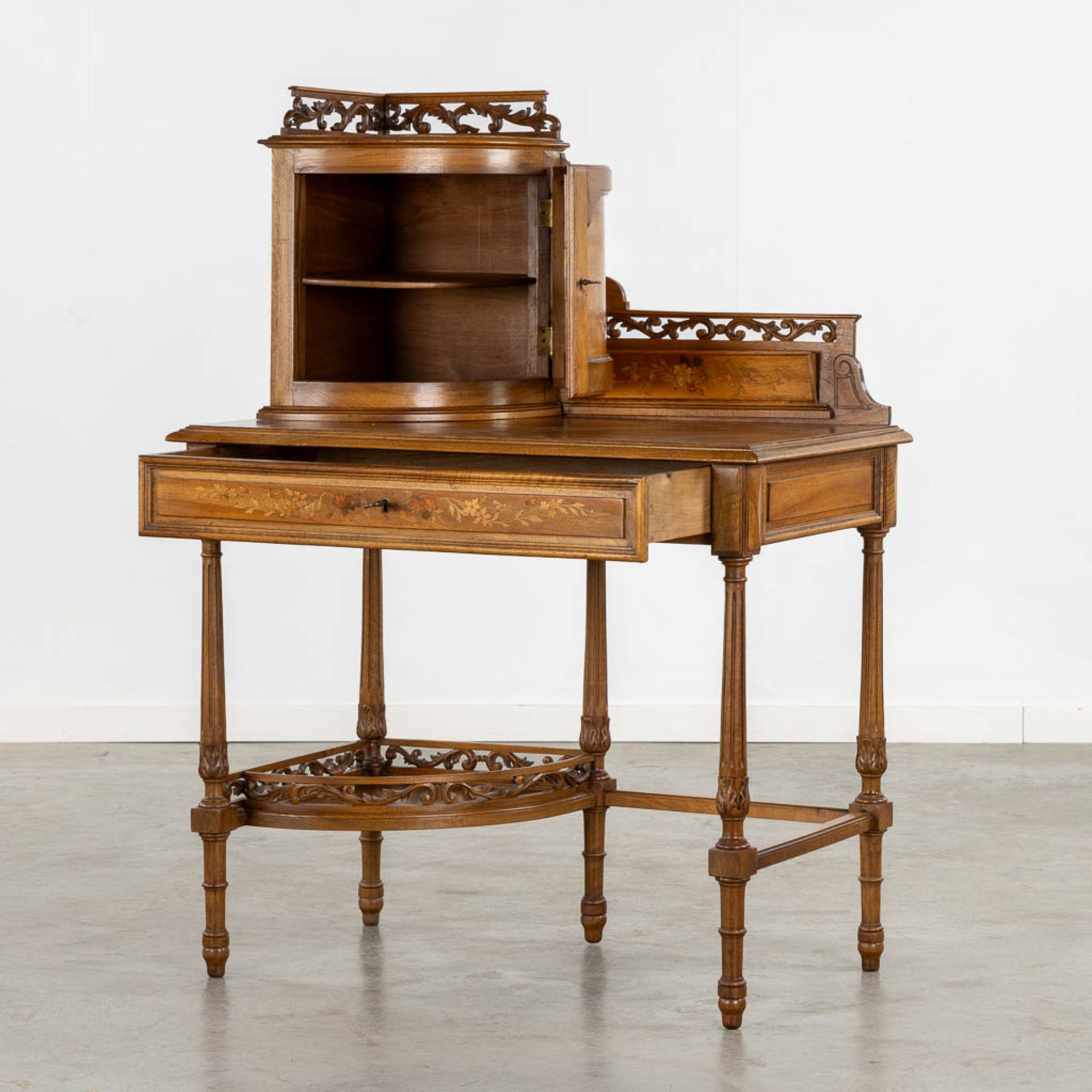 An elegant ladies' desk, walnut with marquetry inlay. 19th C. (L:50 x W:88 x H:120 cm) - Image 3 of 12