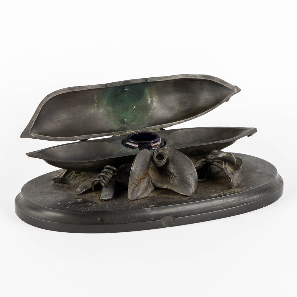 Charles Leblanc, An antique inkpot and pen holder, bronze on black marble. Art Nouveau. (L:18 x W:26 - Image 3 of 12